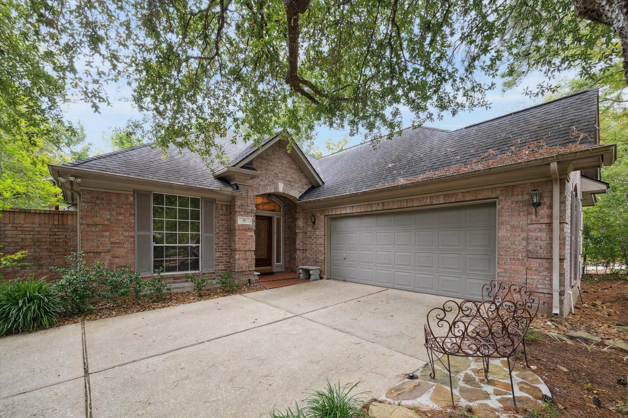 Image 2: One story 2/3 bedroom, 2 full bathrooms, on a heav