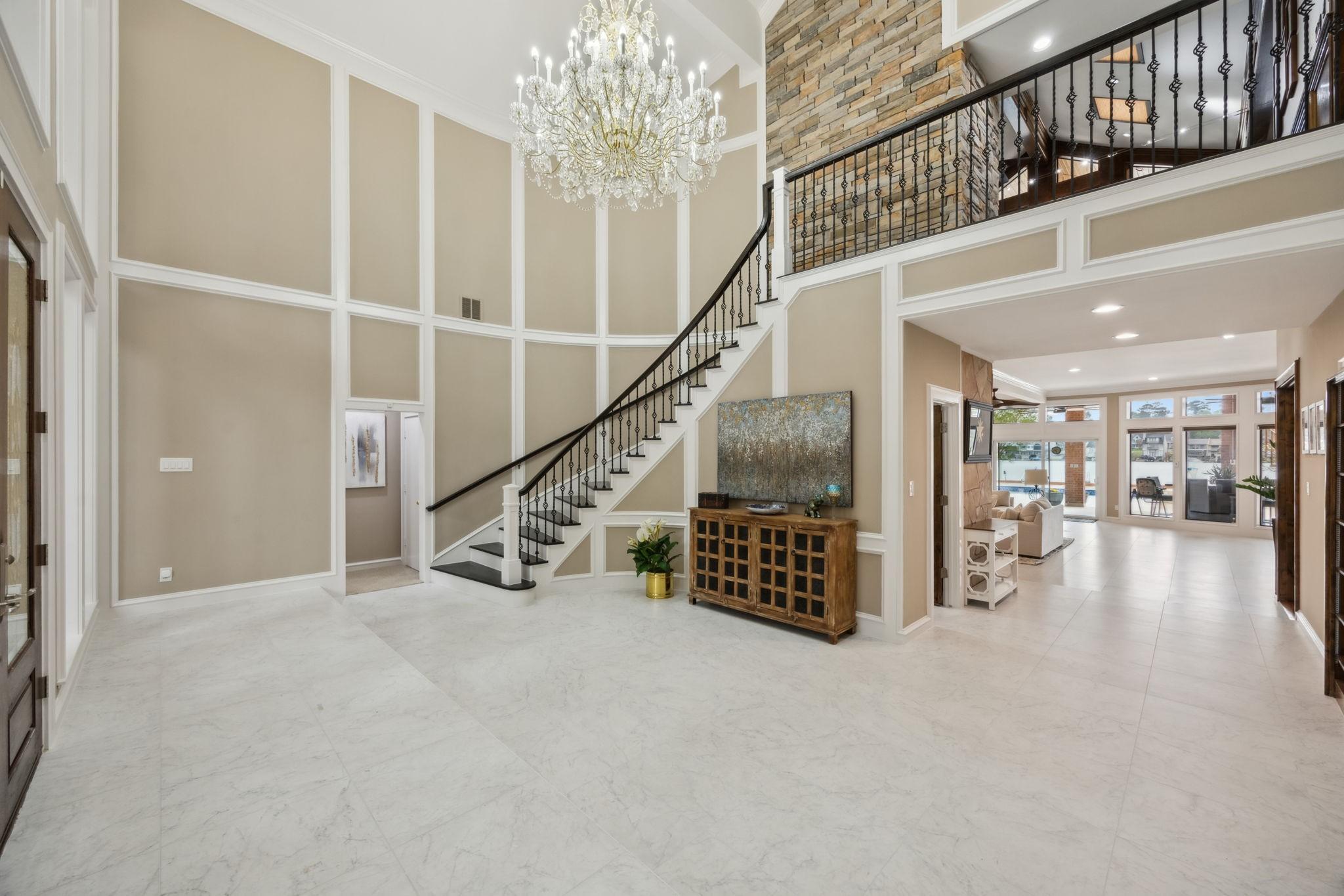 Image 2: Renovated foyer