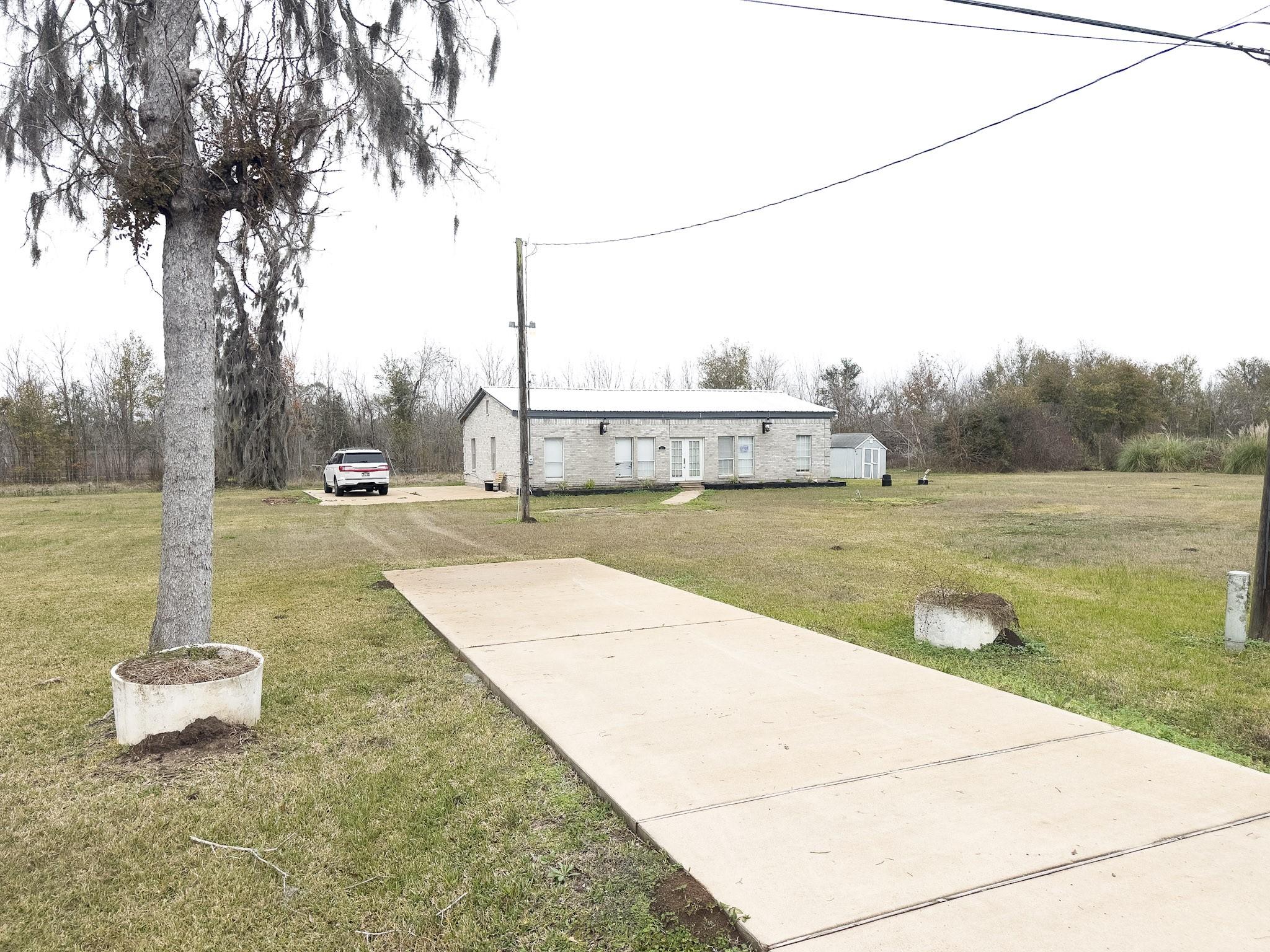 Image 2: Large Drive into the home sitting far from the roa