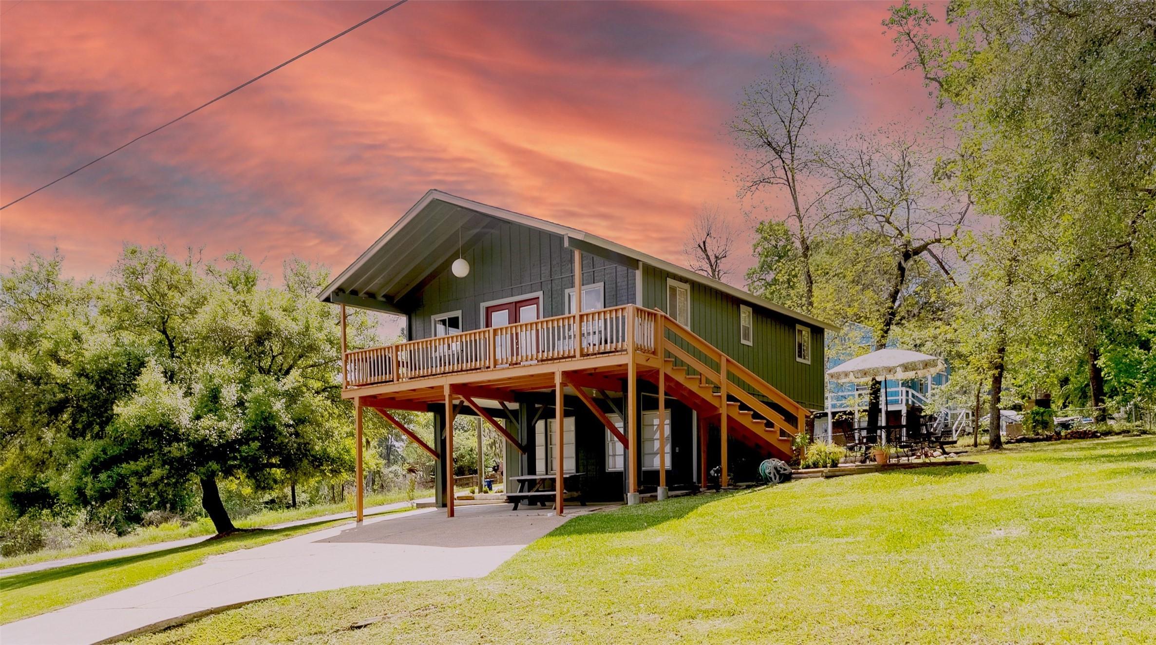 Image 2: Lake living at its best. The balcony gives you a g