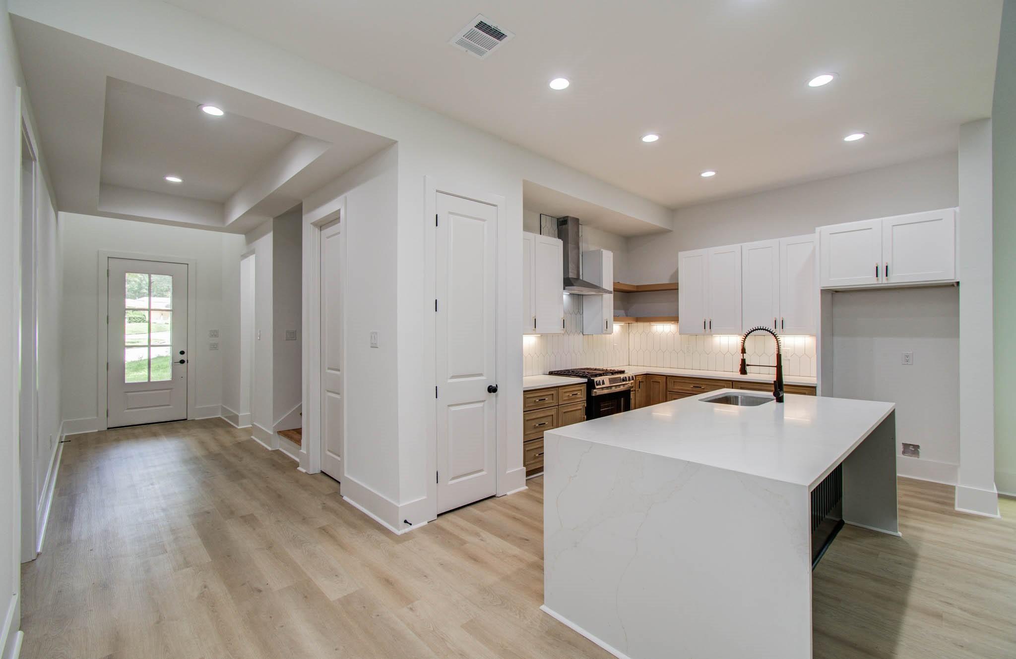 Image 3: High ceilings with modern finishes