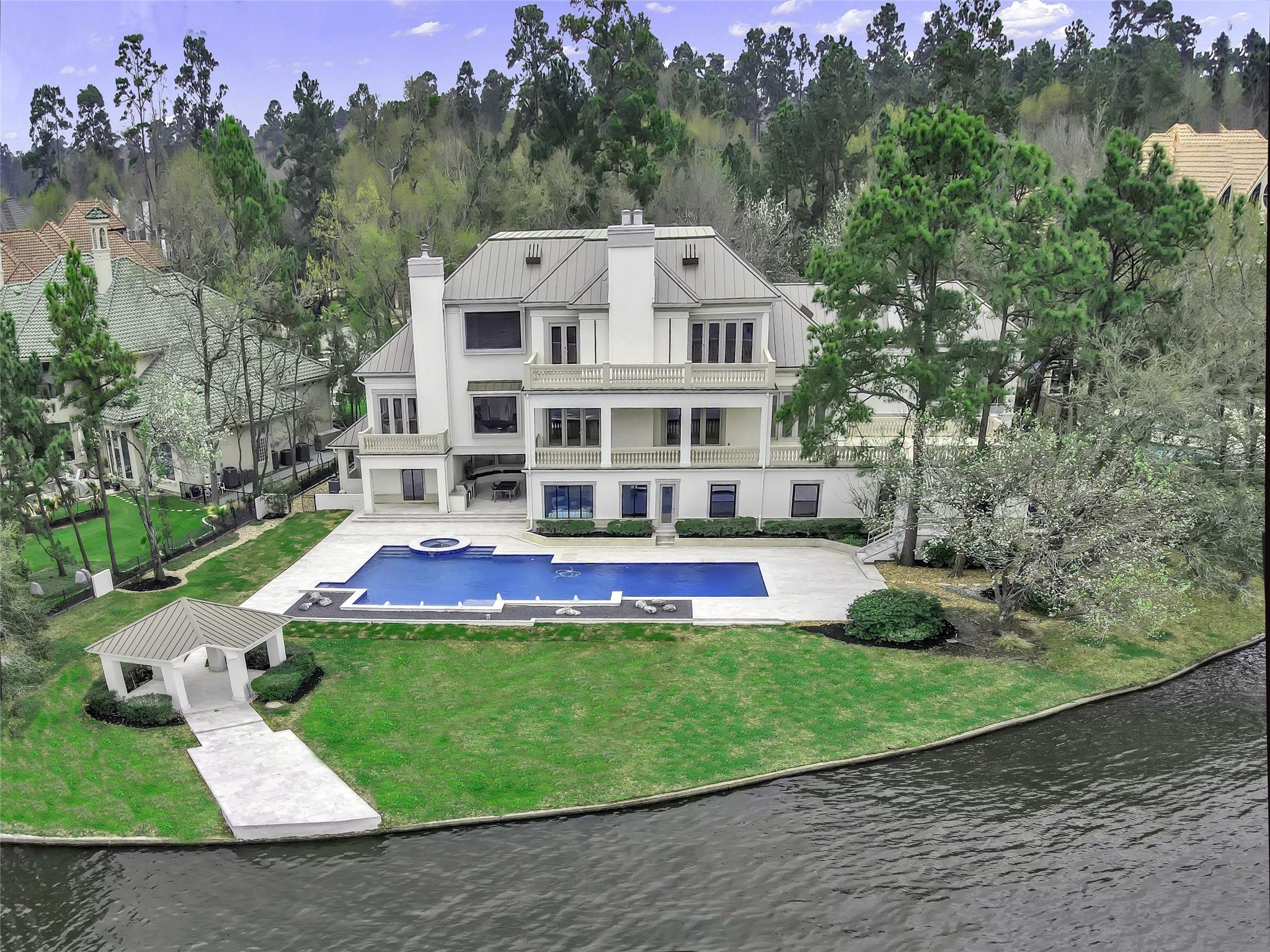 Image 1: Luxury Living at 10 West Isle Place, The Woodlands