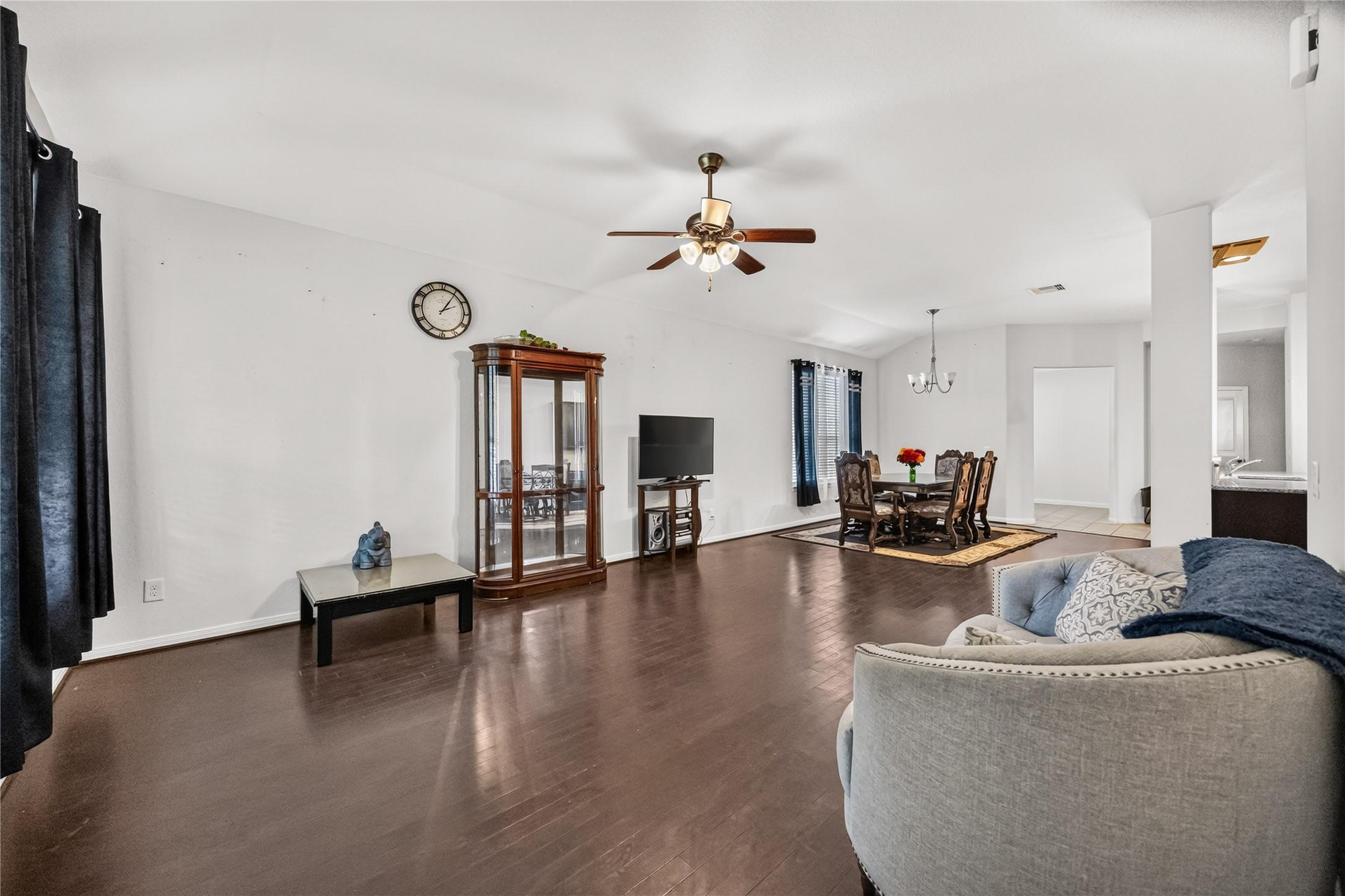Image 4: Living Room