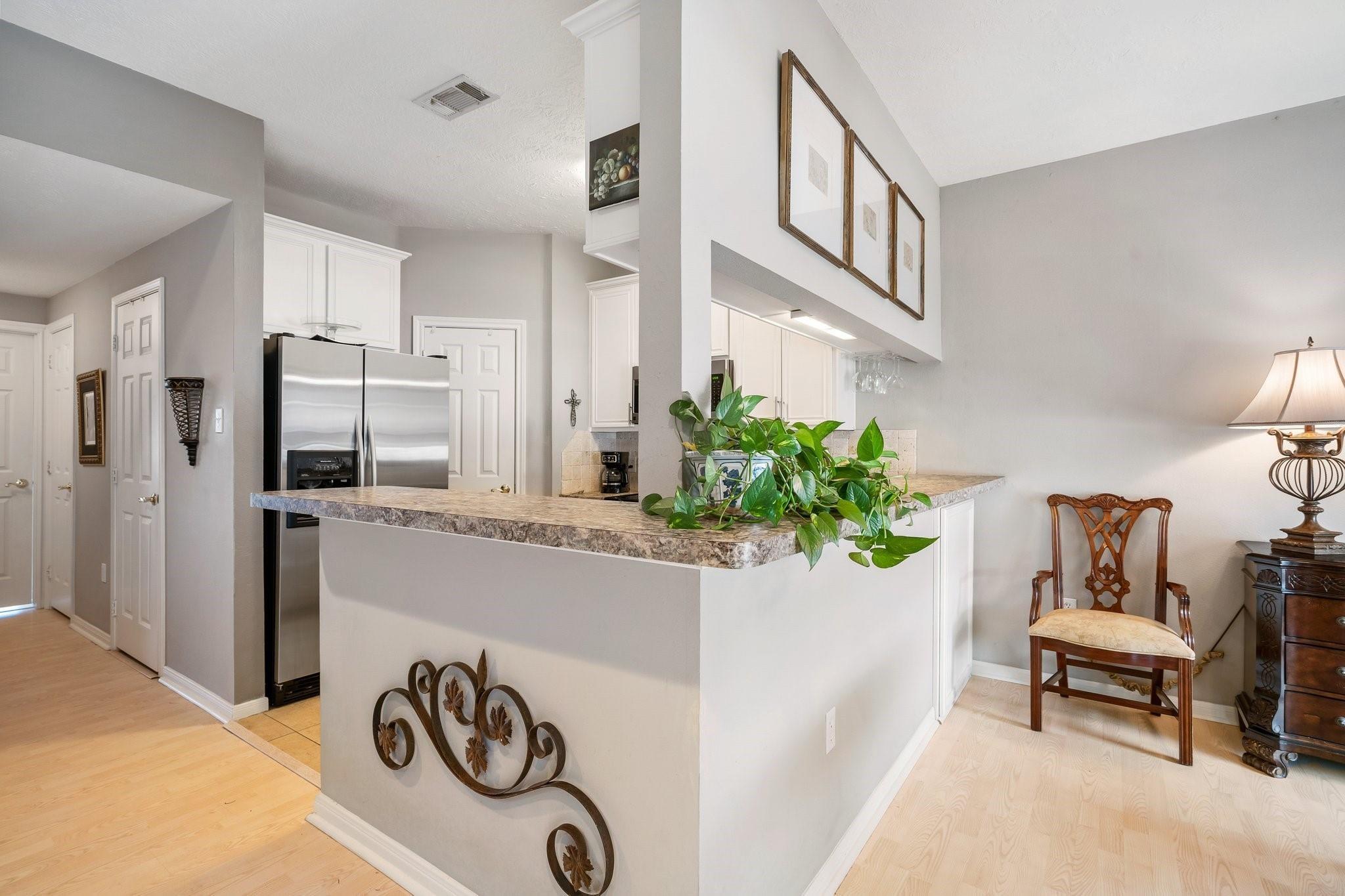 Image 3: breakfast bar