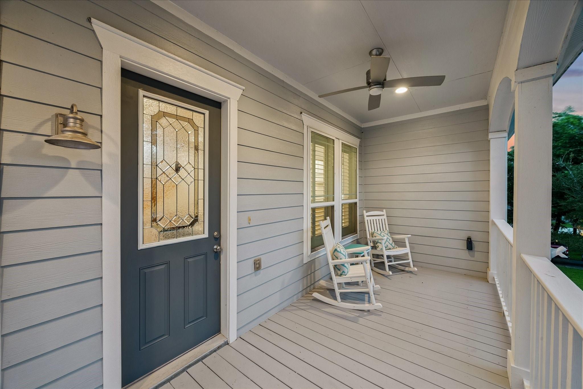 Image 4: Relax on the covered front porch with a decorative
