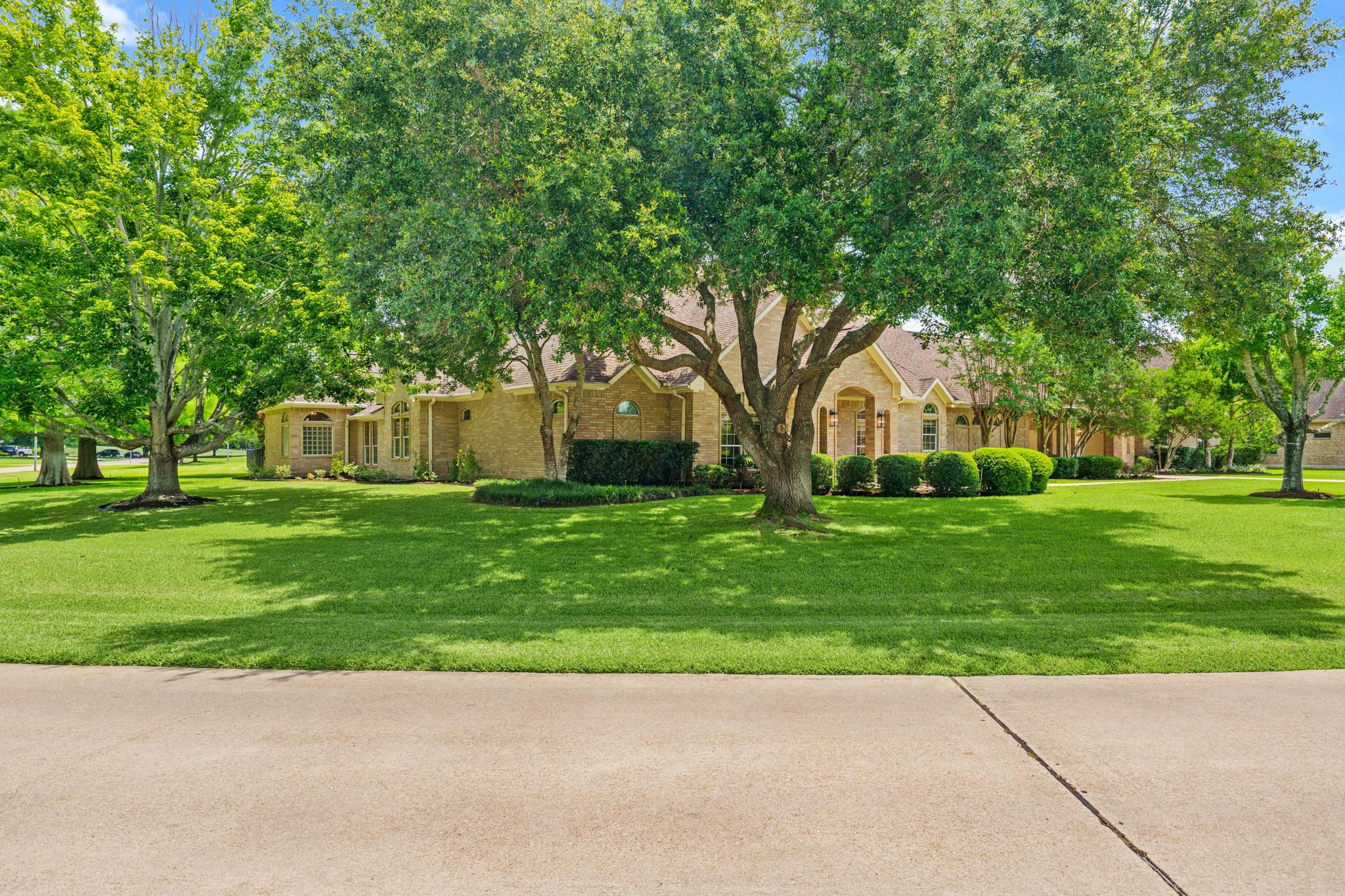 Image 2: The sweeping stretch of Front to Side Yard is beau