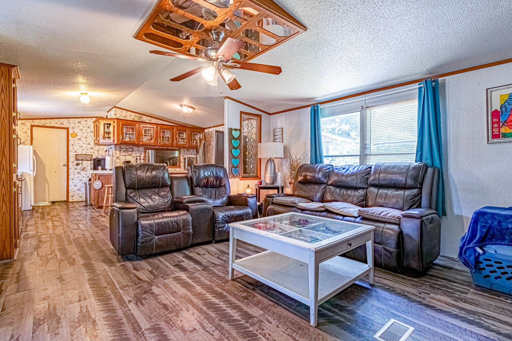 Image 3: Spacious living area