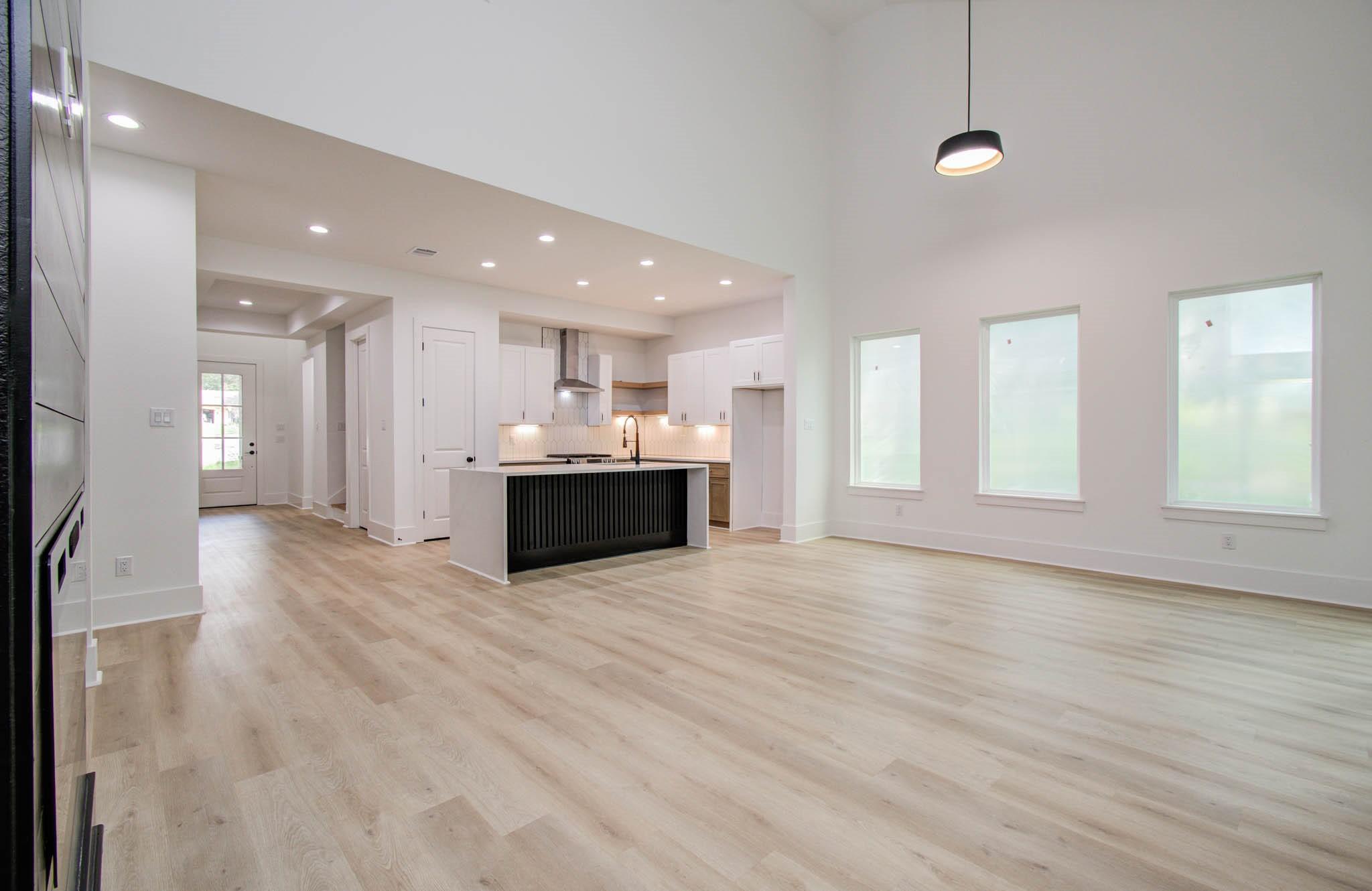 Image 4: Bright and inviting family room