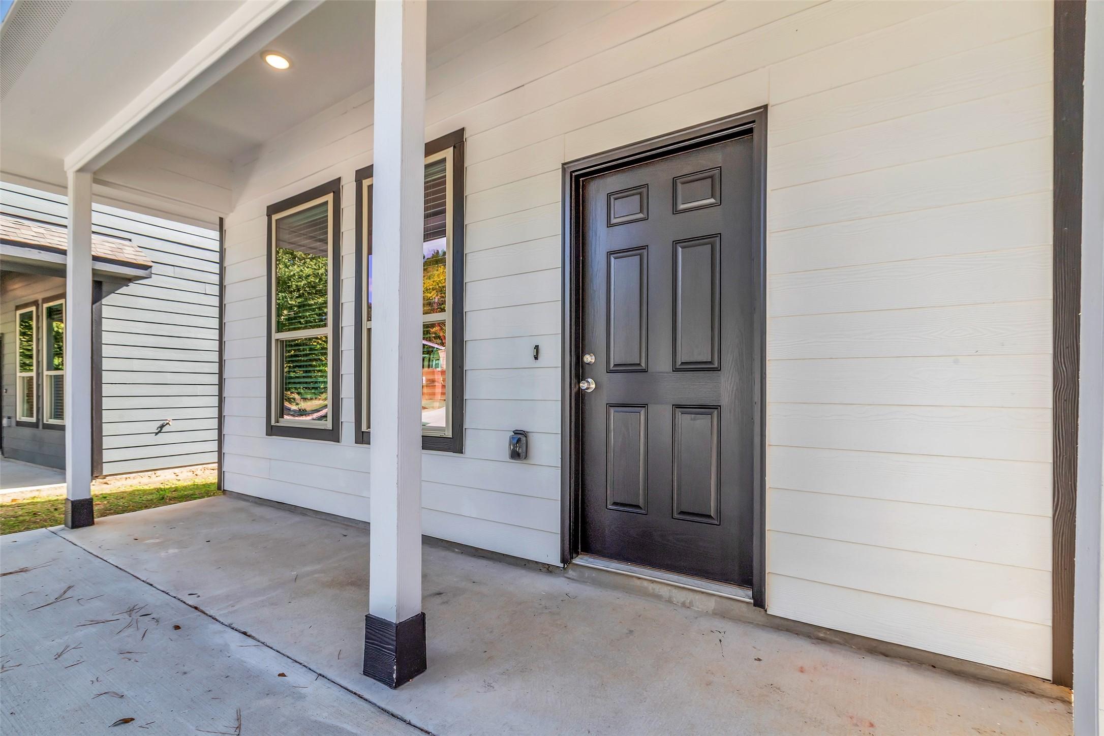 Image 2: Covered Front patio