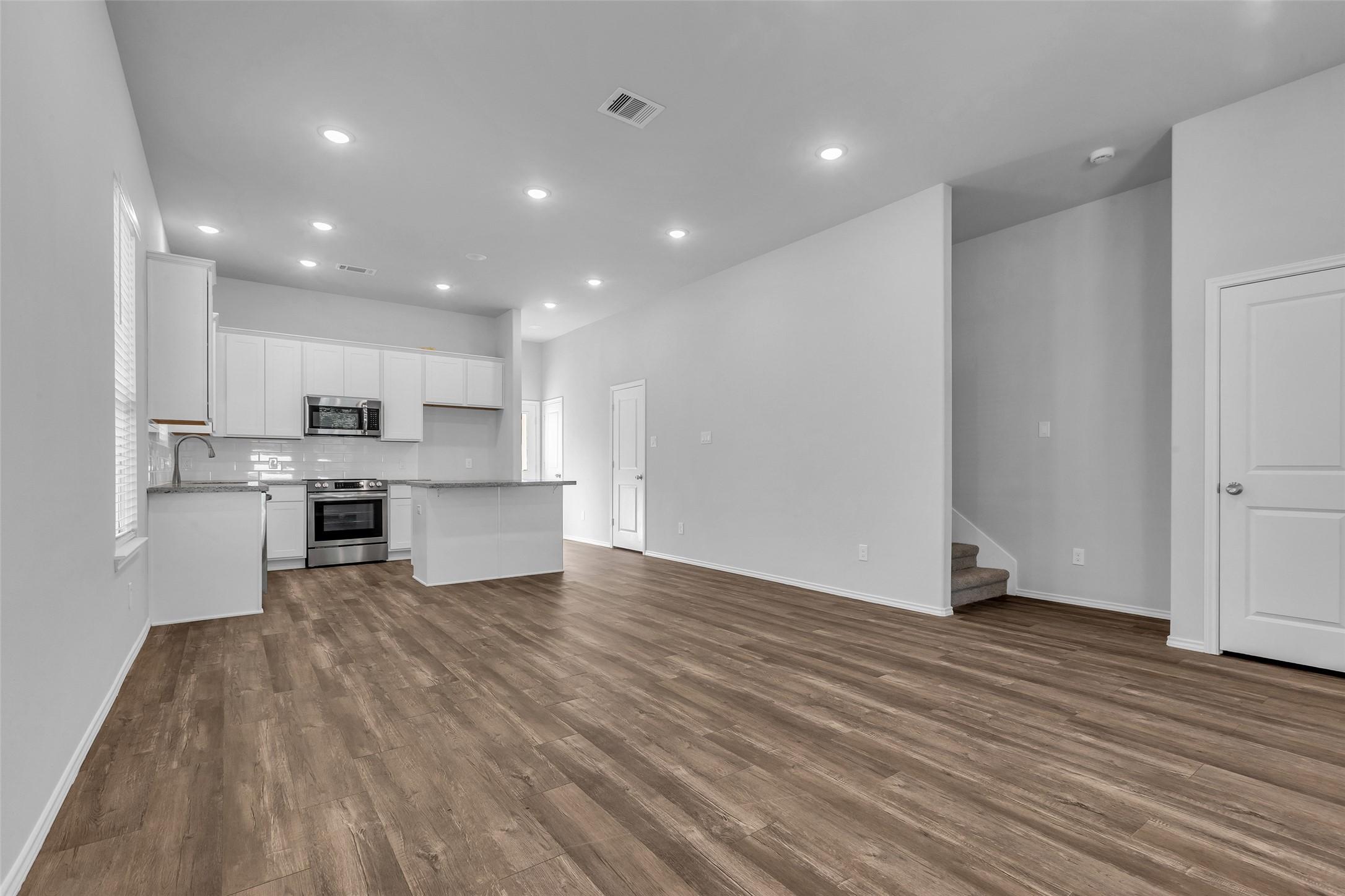 Image 4: Open Floor Plan.