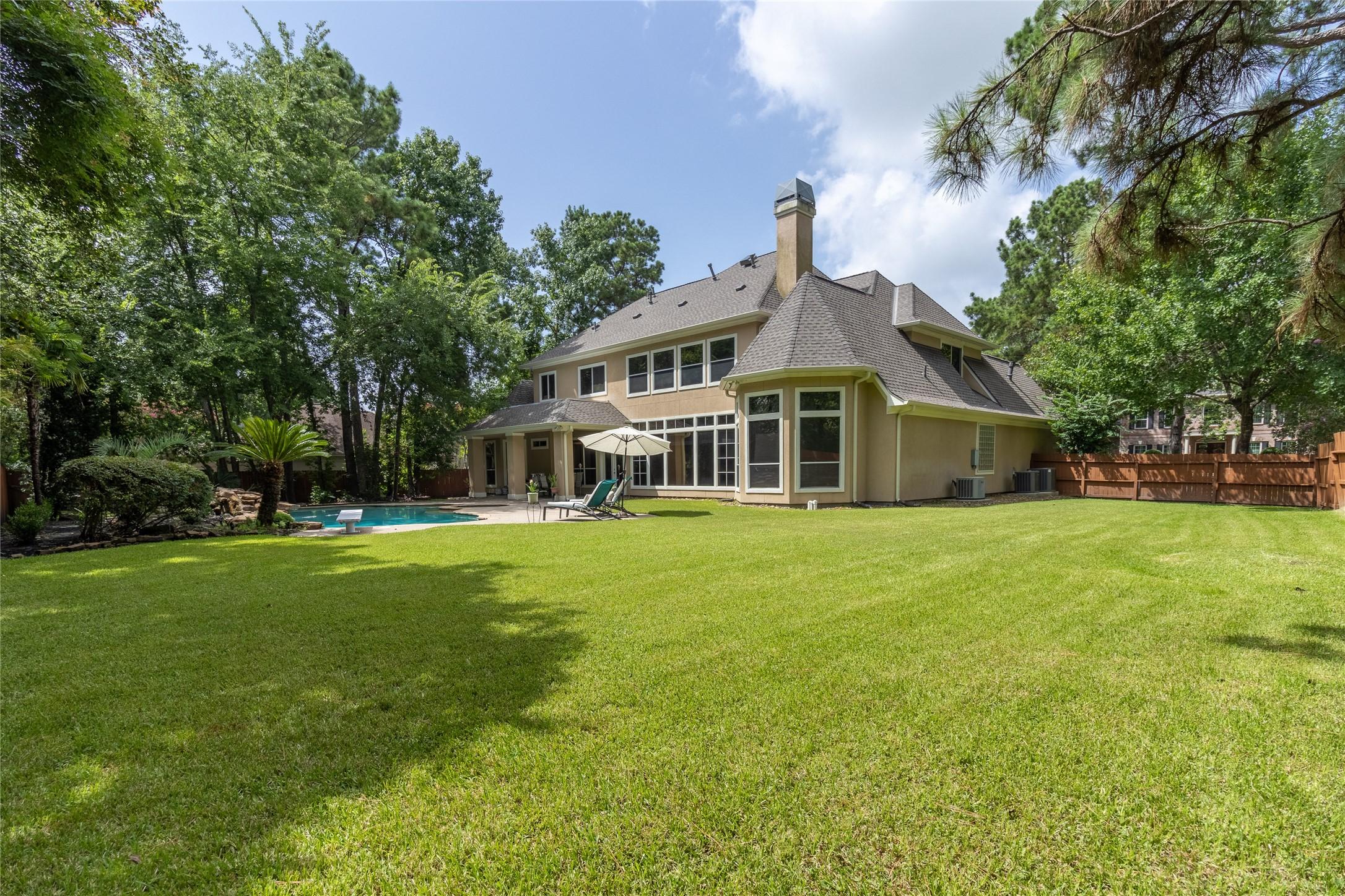 Image 4: Big and spacious backyard