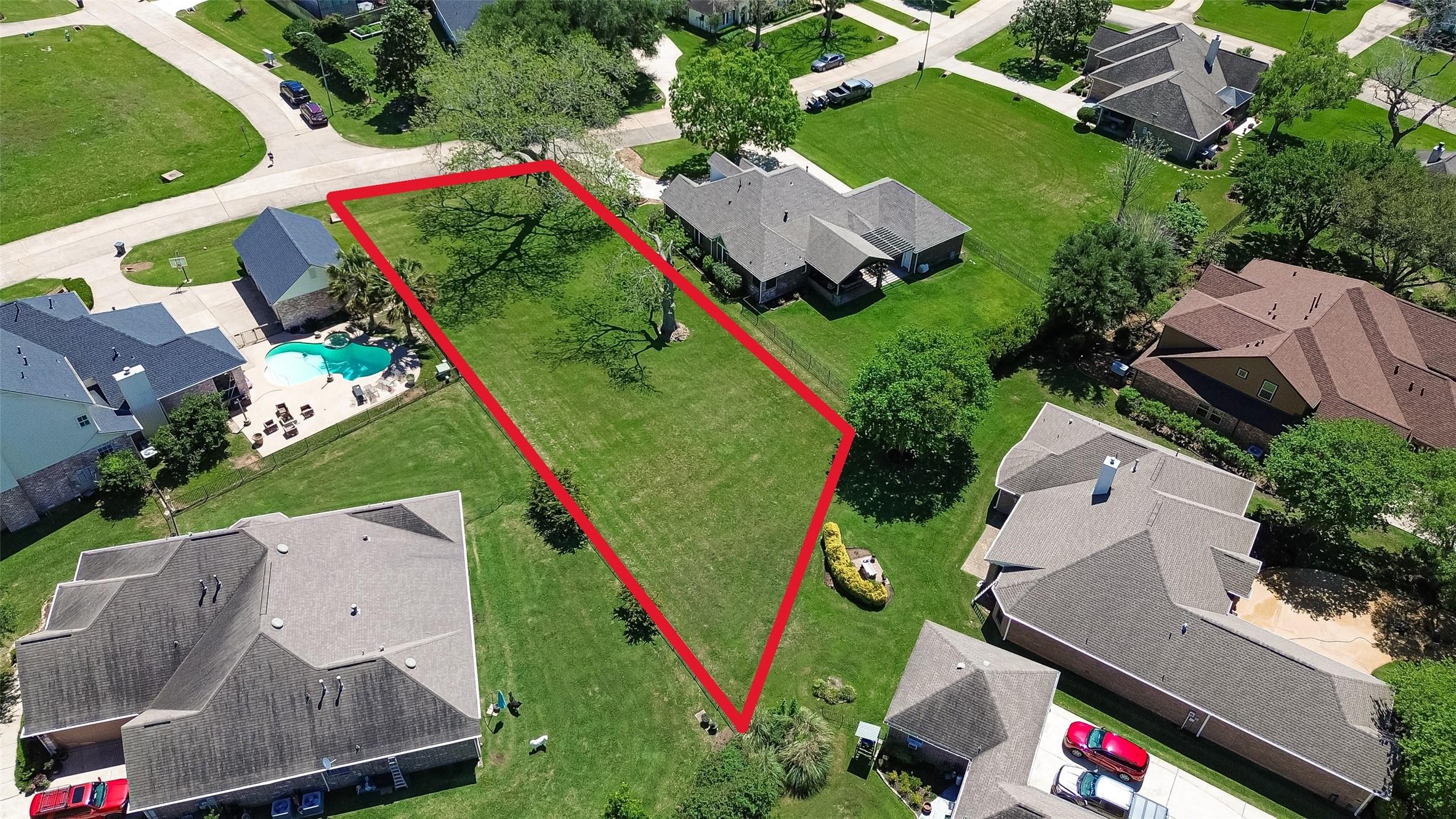 Image 3: Clearly defined boundary lines outline the full po