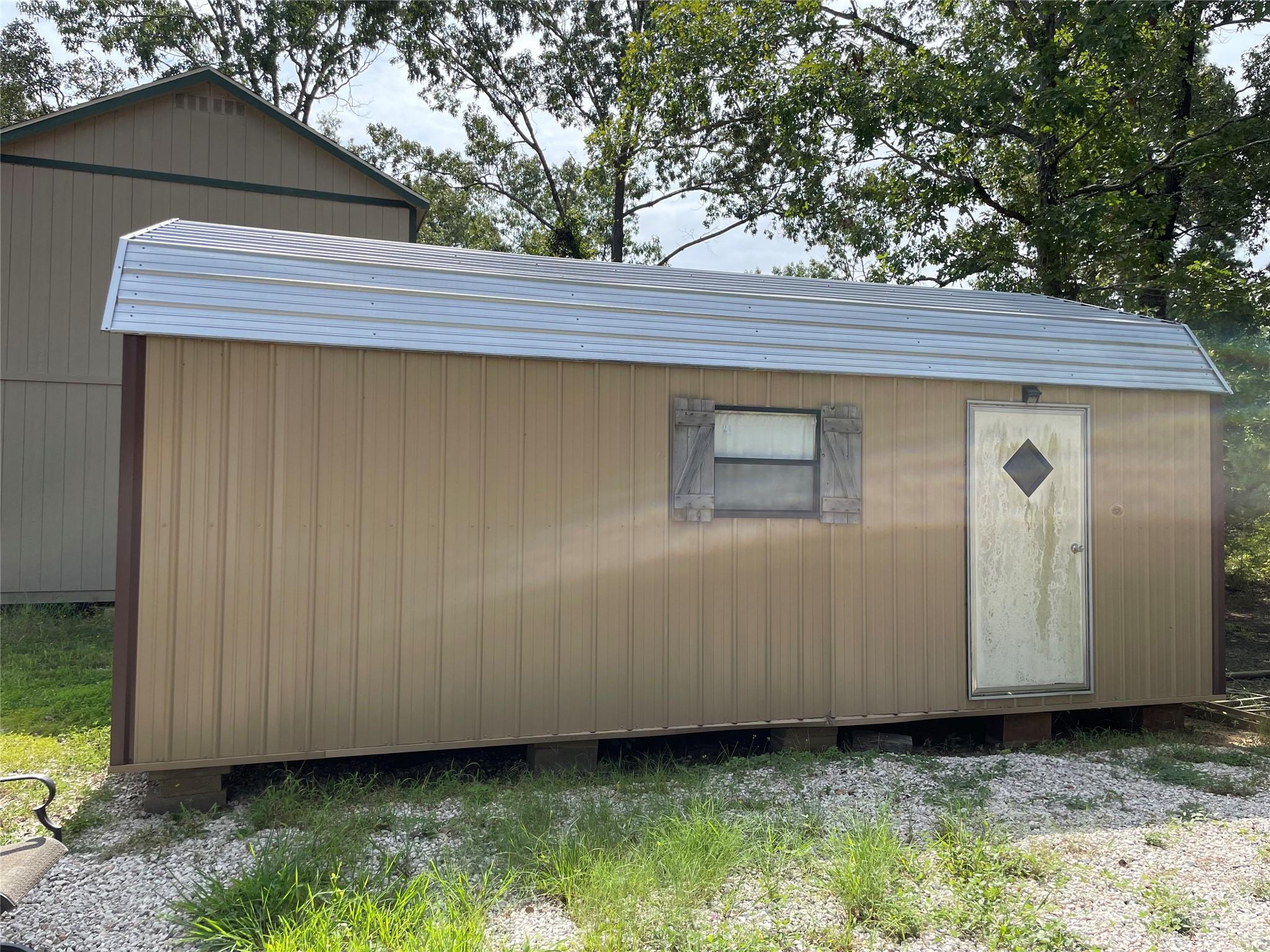 Image 2: Approx 13'9" X 24.2" Storage building