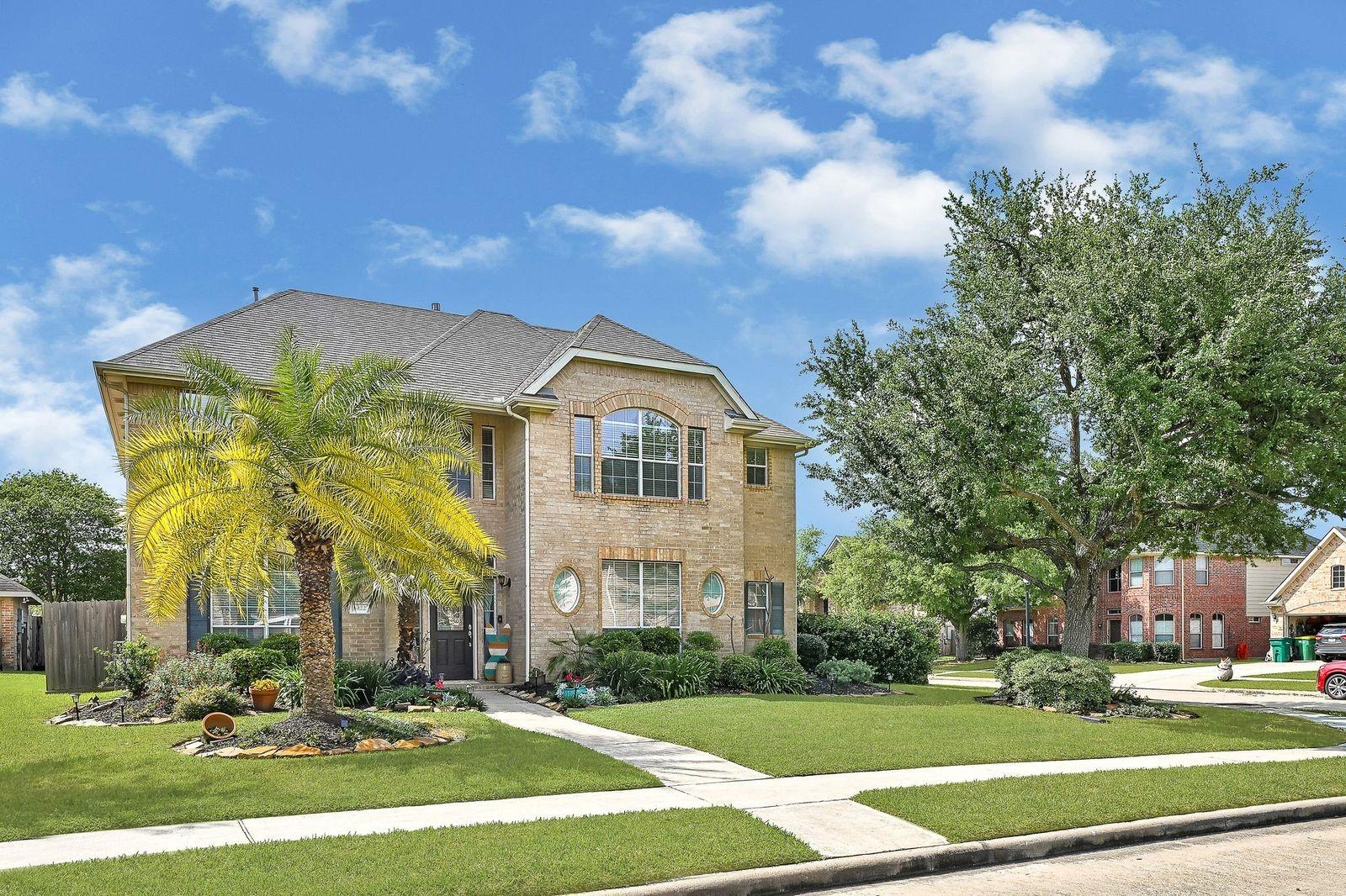 Image 3: Home is on a corner oversized lot!