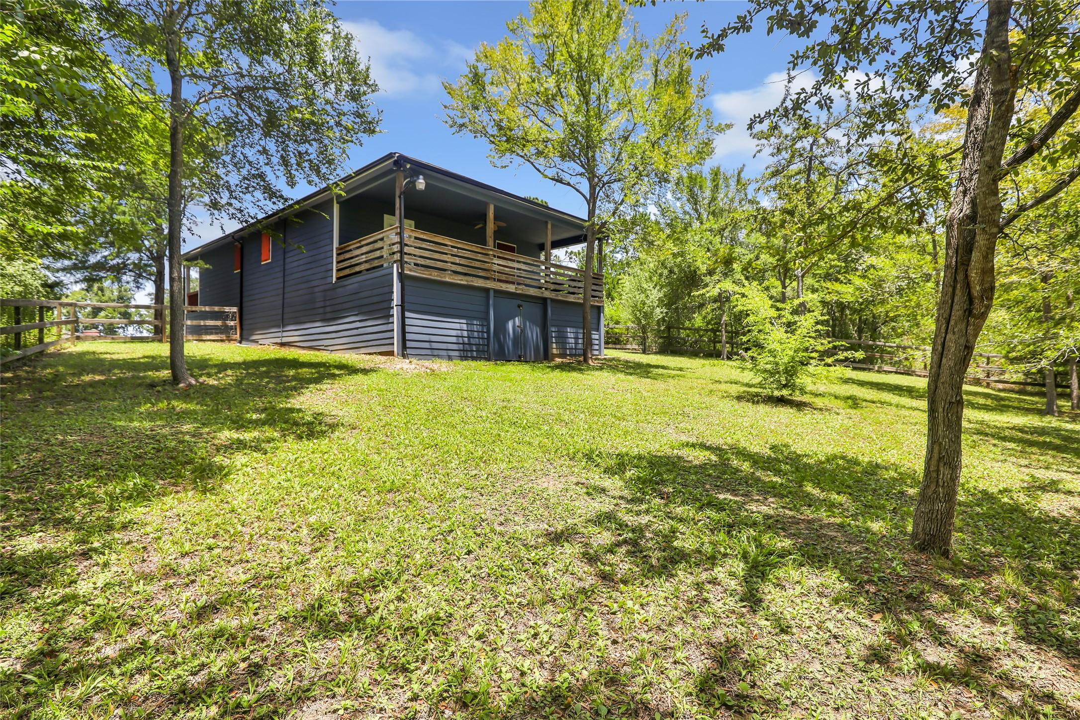 Image 4: Rear view from the back yard. There is storage und