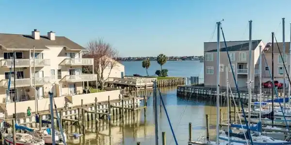 Image 3: Easy access to the lake.