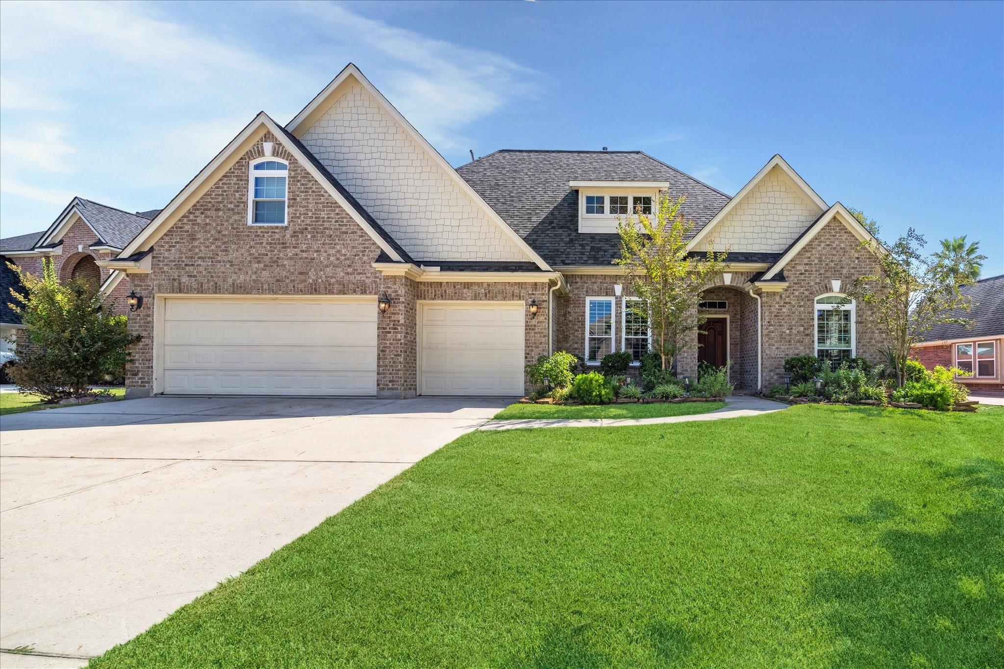 Image 1: Beautiful custom home in Atascocita Shores