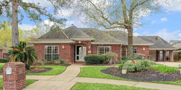 310 Lakeview Circle