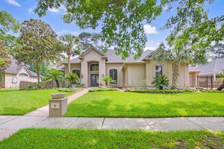 8 Club Oak Court