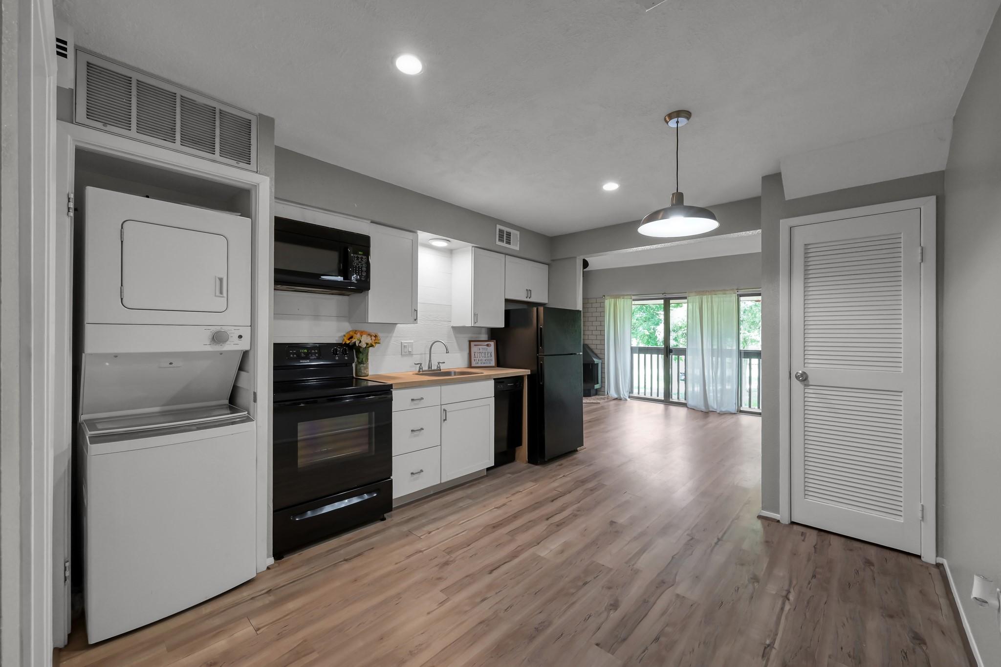 Image 4: Kitchen