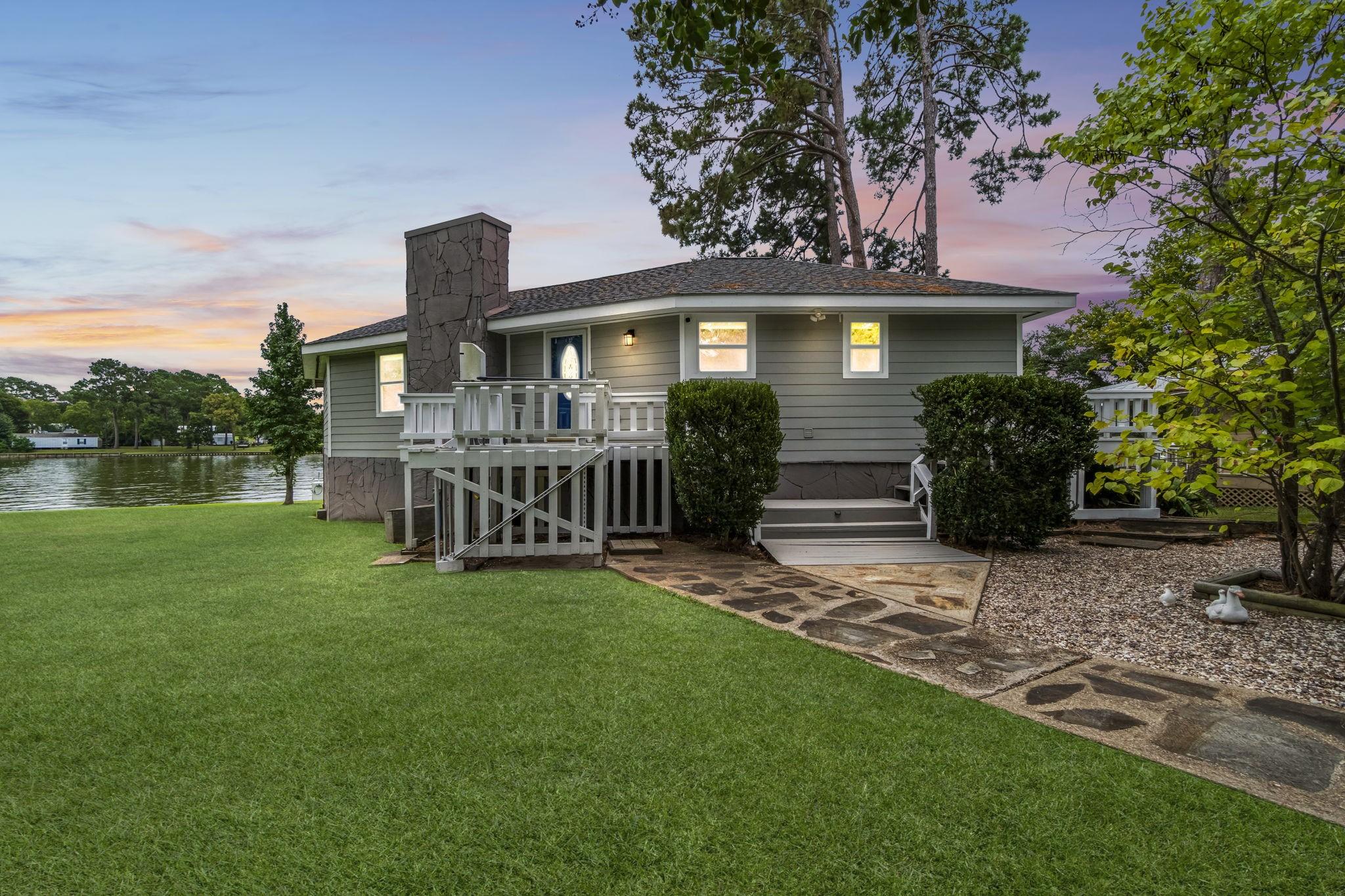 Image 2: Escape to the lake and live a beautiful life in th
