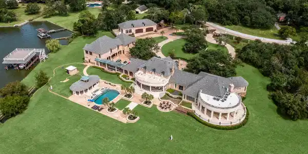401 Lakeshore Drive