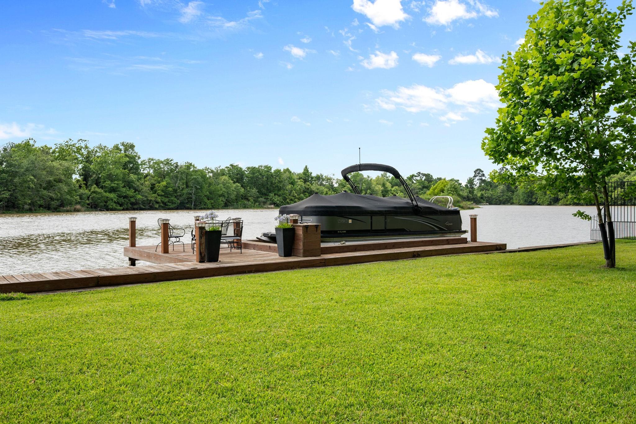 Image 2: Dreaming of lake front living? Walk right out your