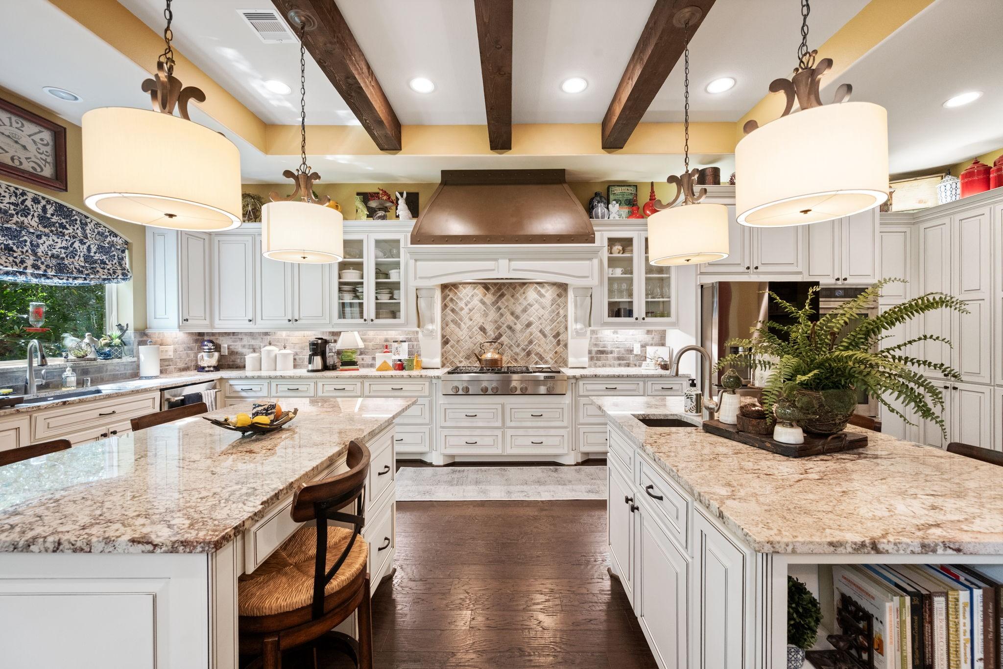 Image 4: WOW is an understatement! This kitchen is a dream