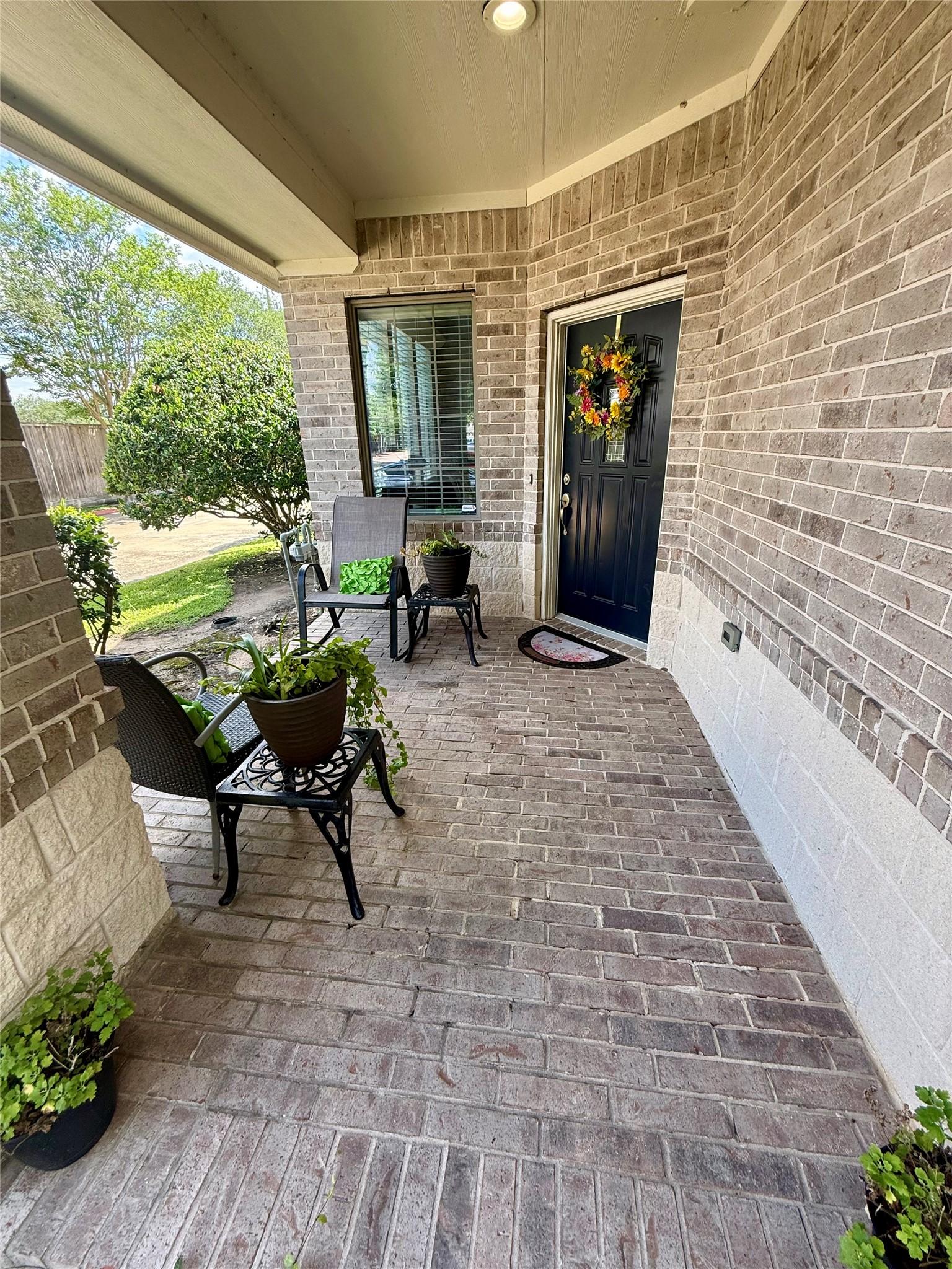 Image 4: Welcoming and secluded front entryway.