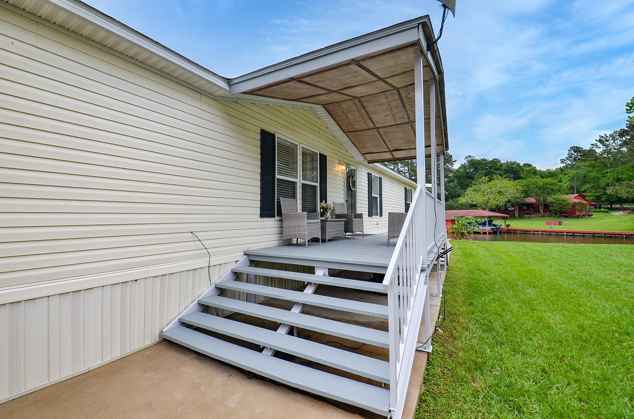 Image 4: Front porch that goes to the main door