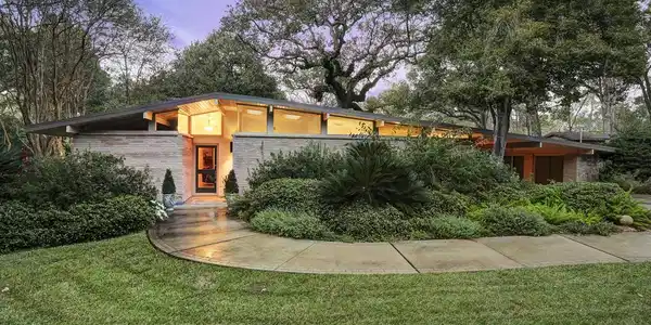 405 Lakeshore Drive