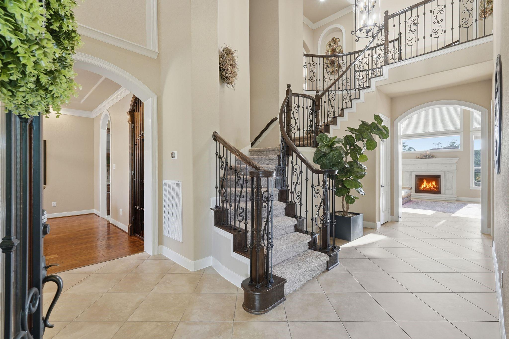 Image 3: Light and bright grand entrance.