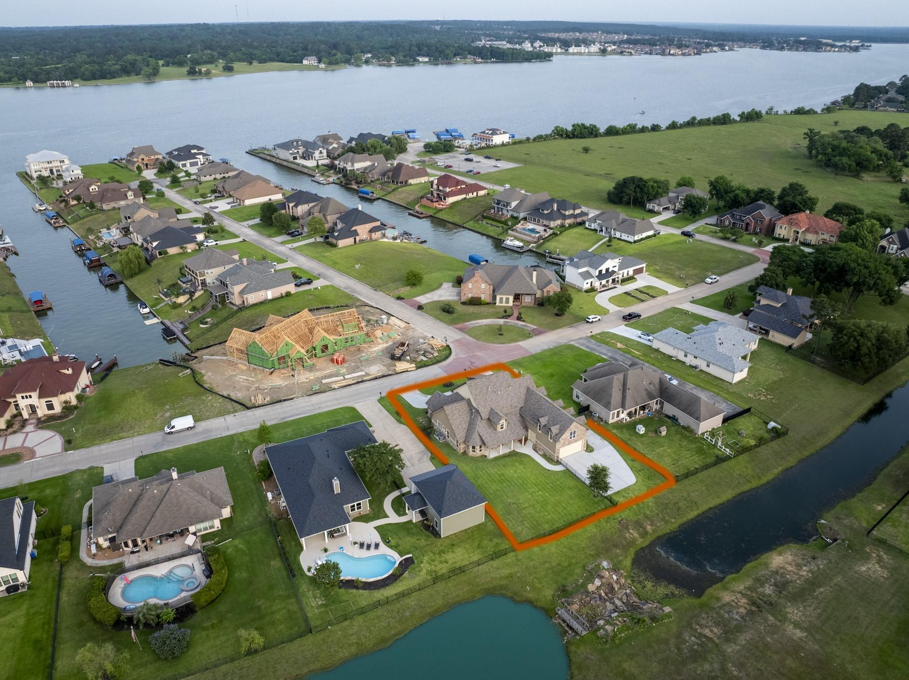 Image 2: With views of Lake Conroe and just a short walk to