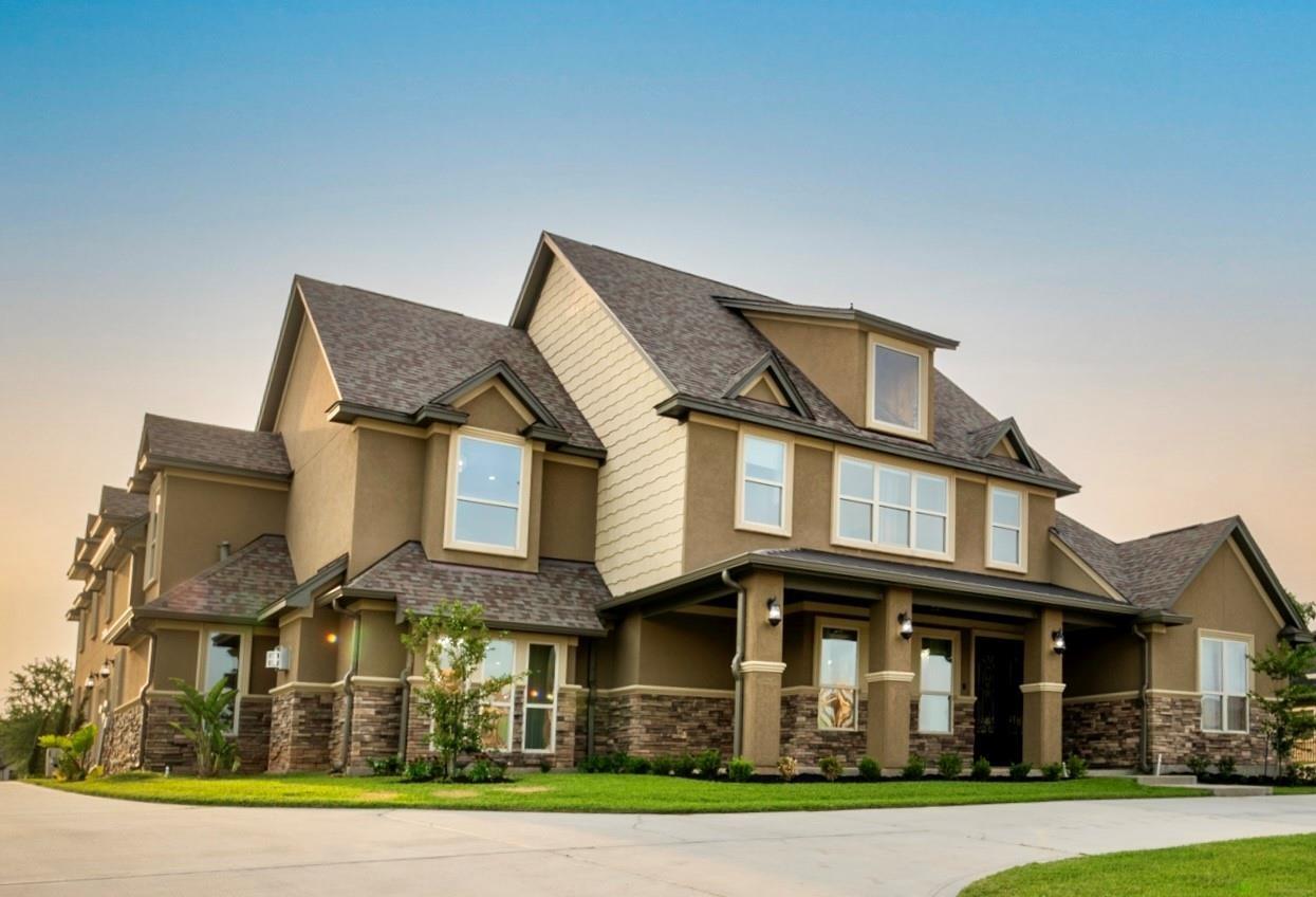 Image 3: Discover this stunning two-story home with grand p
