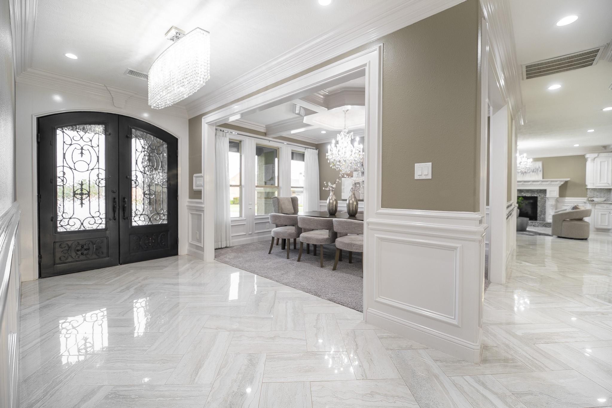 Image 4: Make a grand first impression in this elegant foye