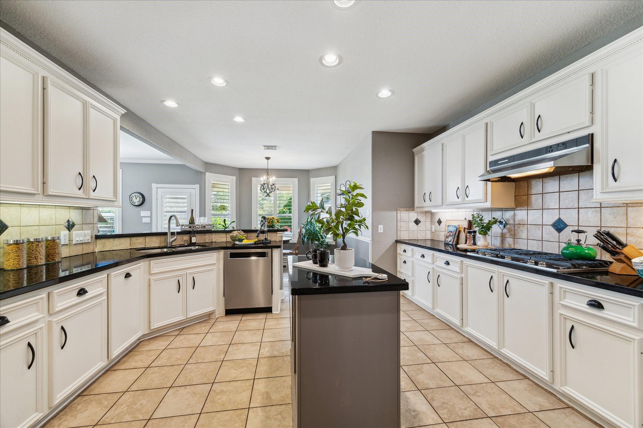 Image 2: Large island kitchen with tons of cabinet space an
