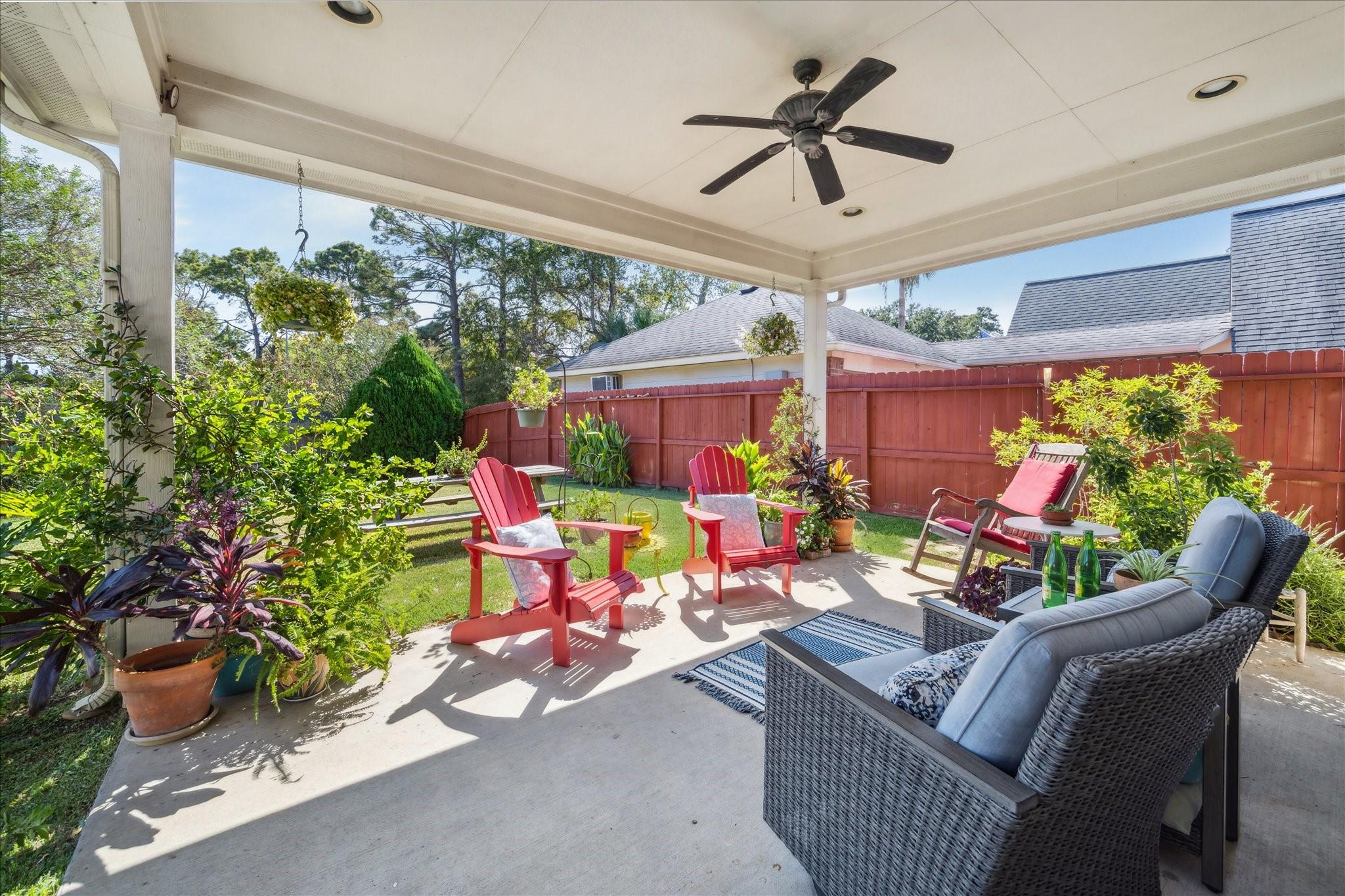 Image 4: Large covered patio