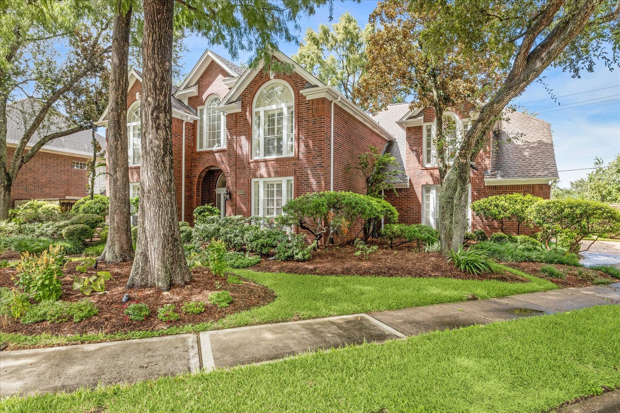 Image 2: Surrounded by gorgeous mature trees in a quiet cul