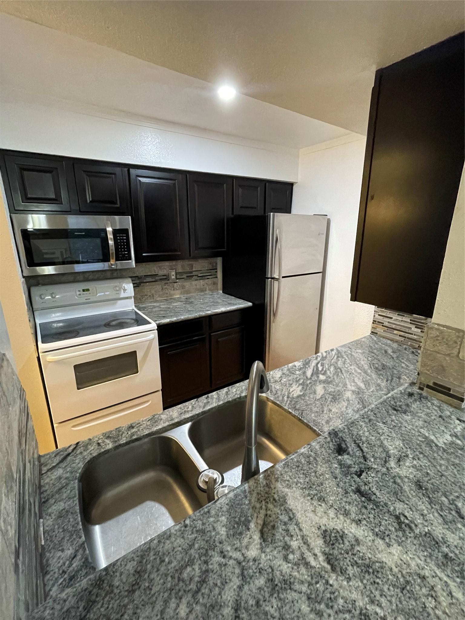 Image 1: Kitchen-Breakfast Bar