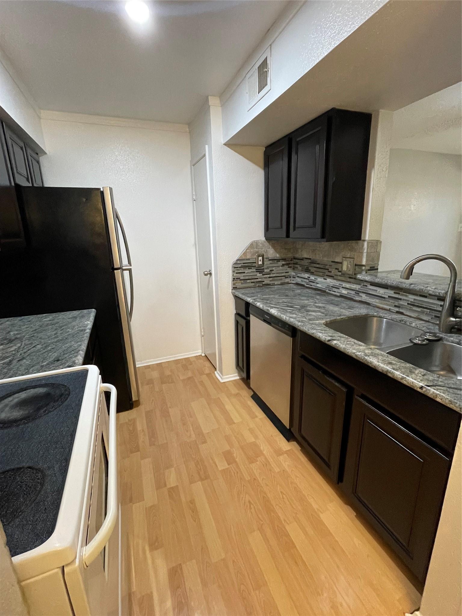 Image 4: Kitchen