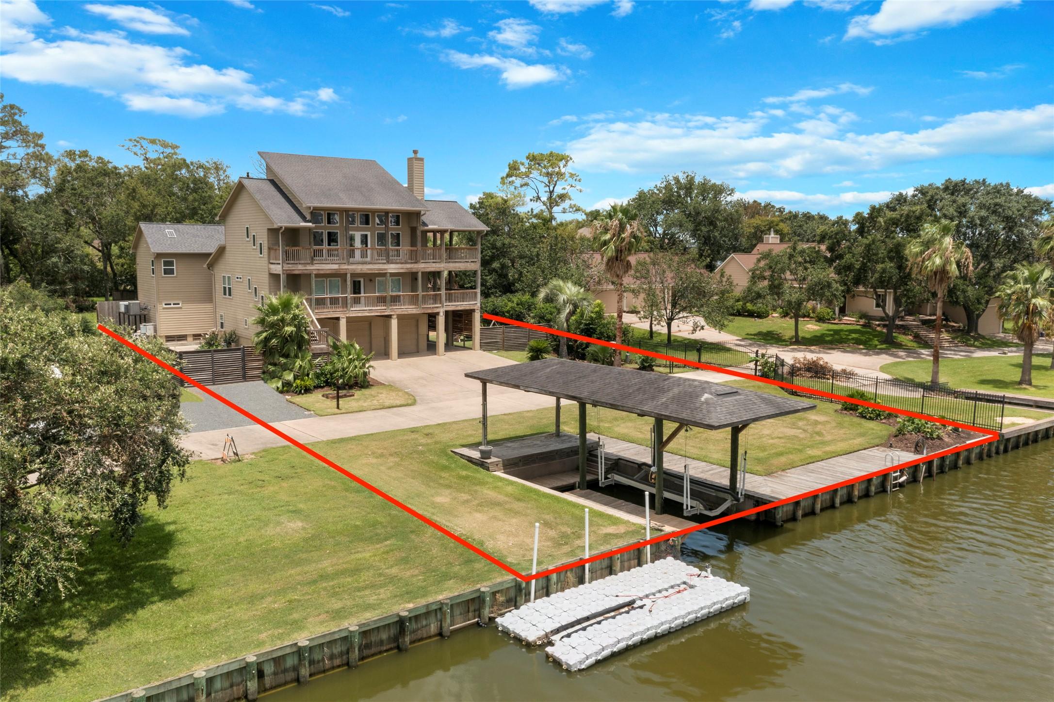 Image 1: Welcome HOME to 4525 Beacon Hill Dr. in Seabrook!