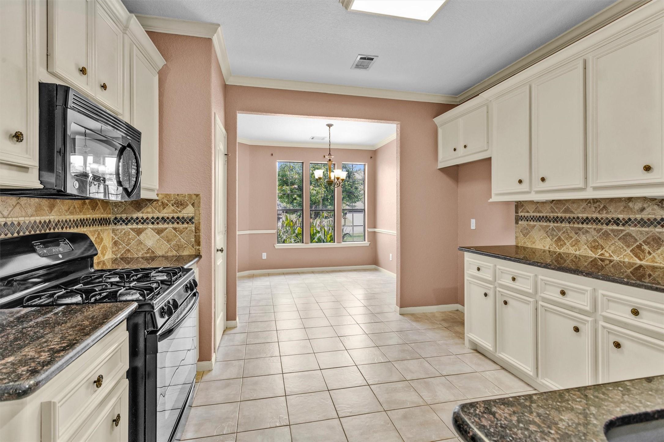 Image 4: Large kitchen with gas stove