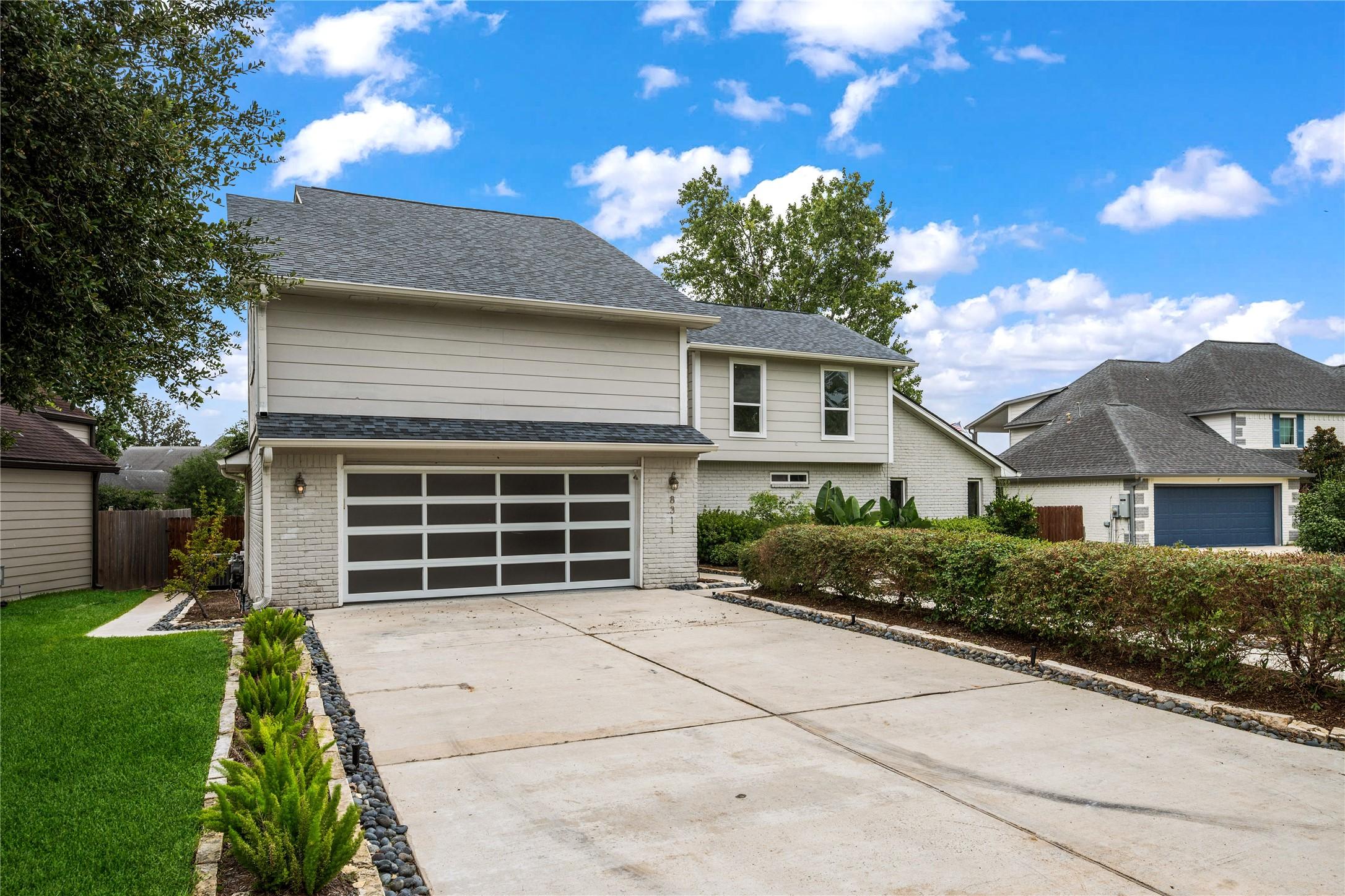 Image 4: 2 car oversized garage!
