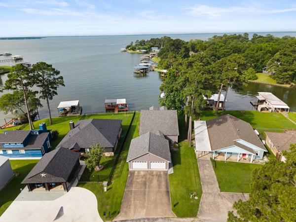 Image 2: Lakeside neighborhood with several cozy homes, eac