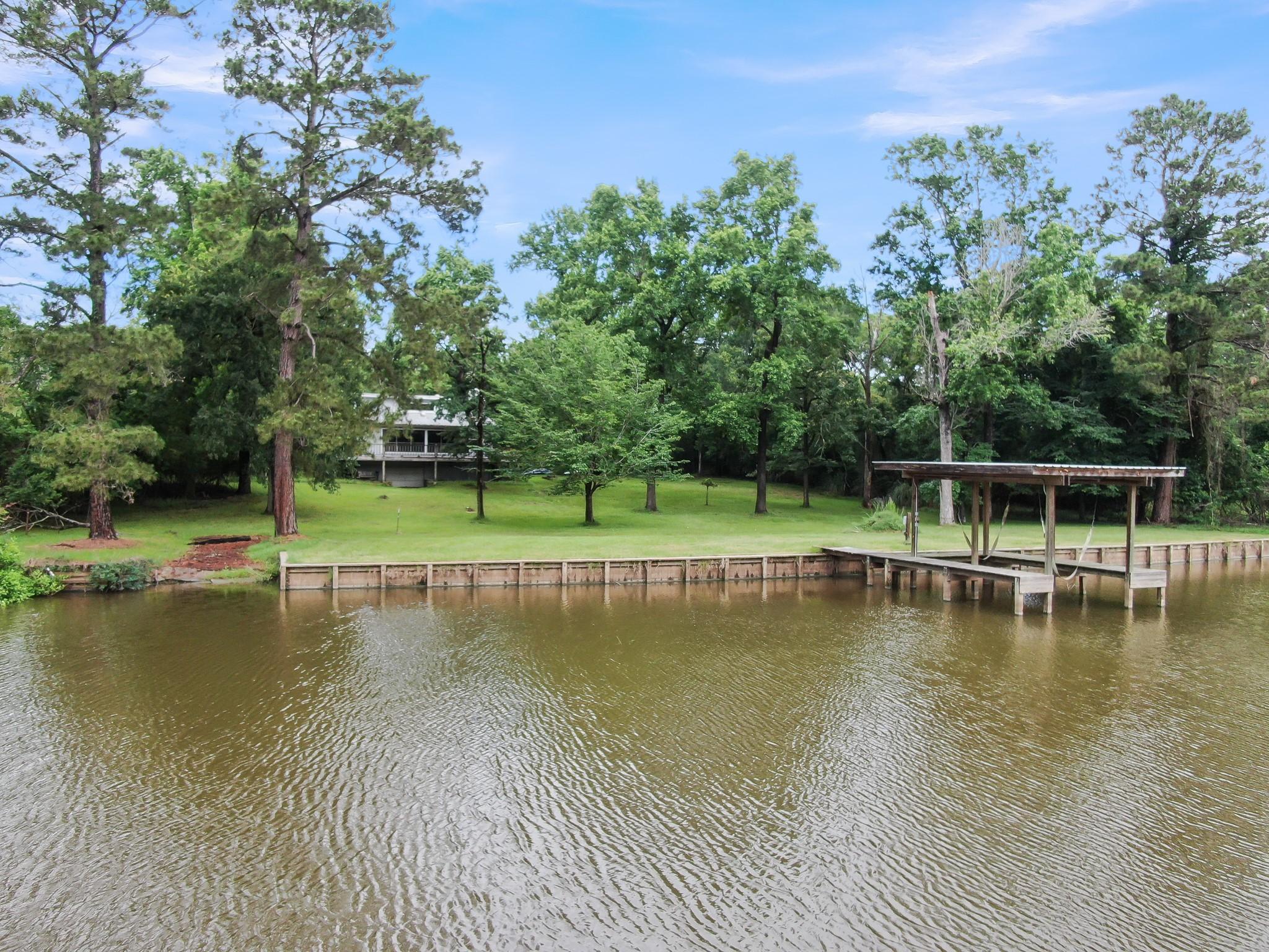 Image 1: Lake living starts here &mdash; a scenic one-acre waterf