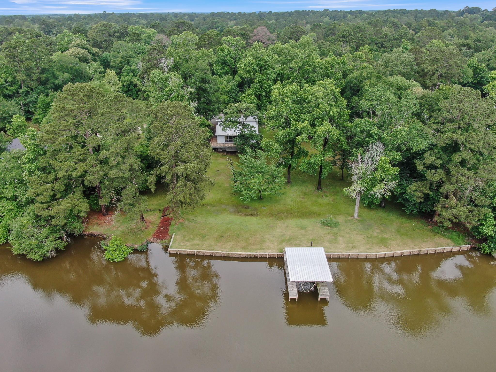 Image 2: Over 300 ft of shoreline to enjoy!