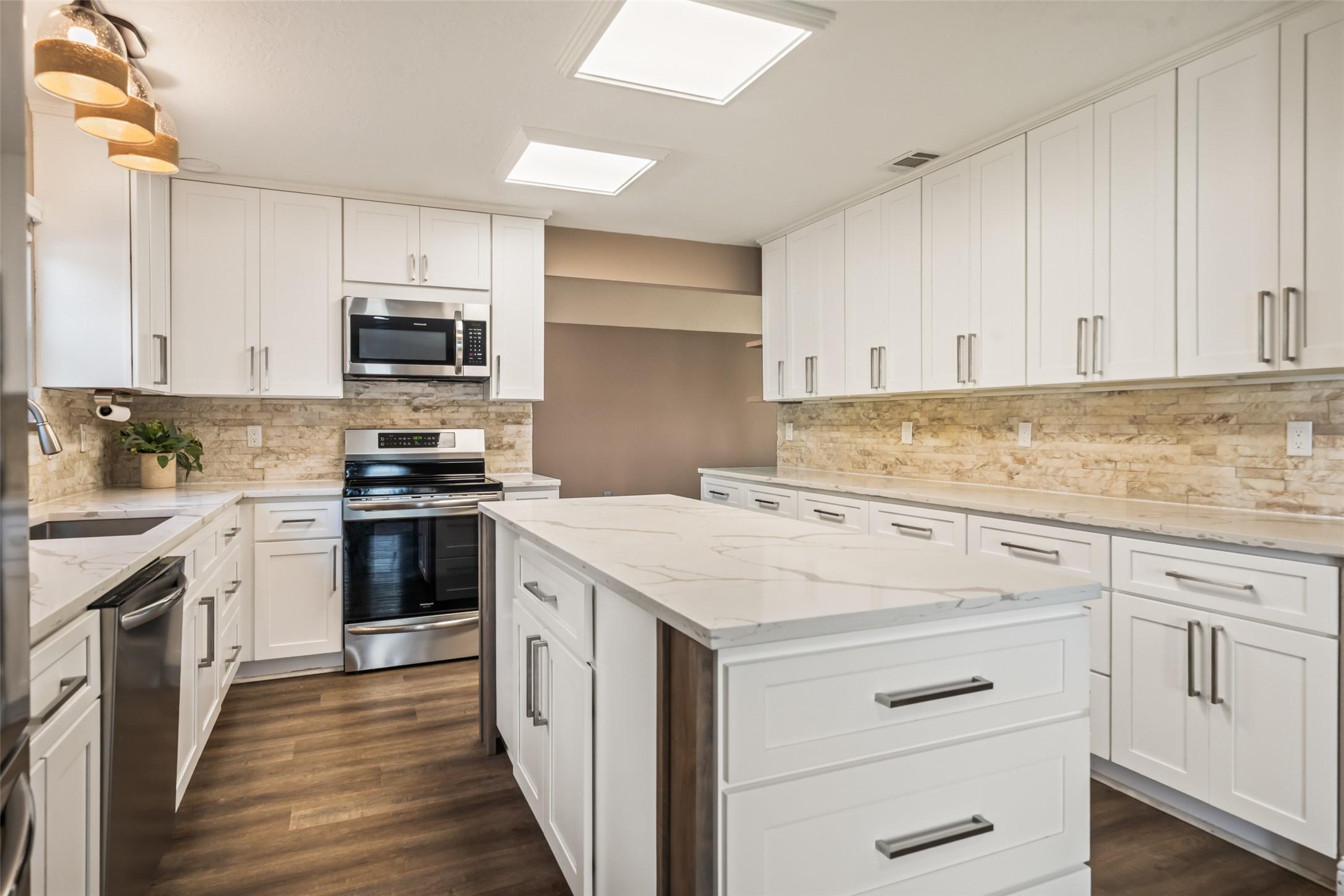 Image 2: This light and bright kitchen offers a great deal