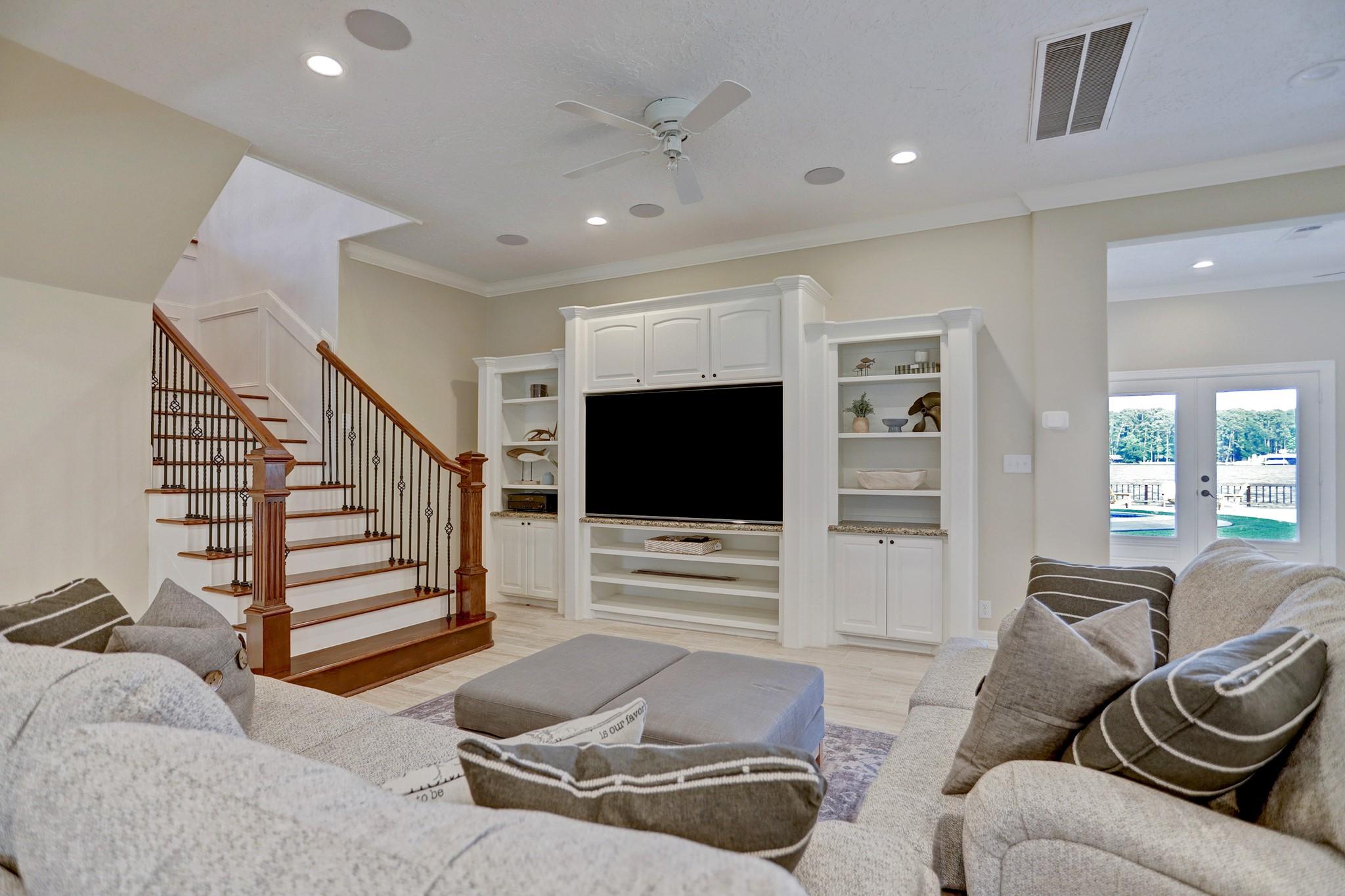 Image 4: Stylish living room with built-in entertainment ce