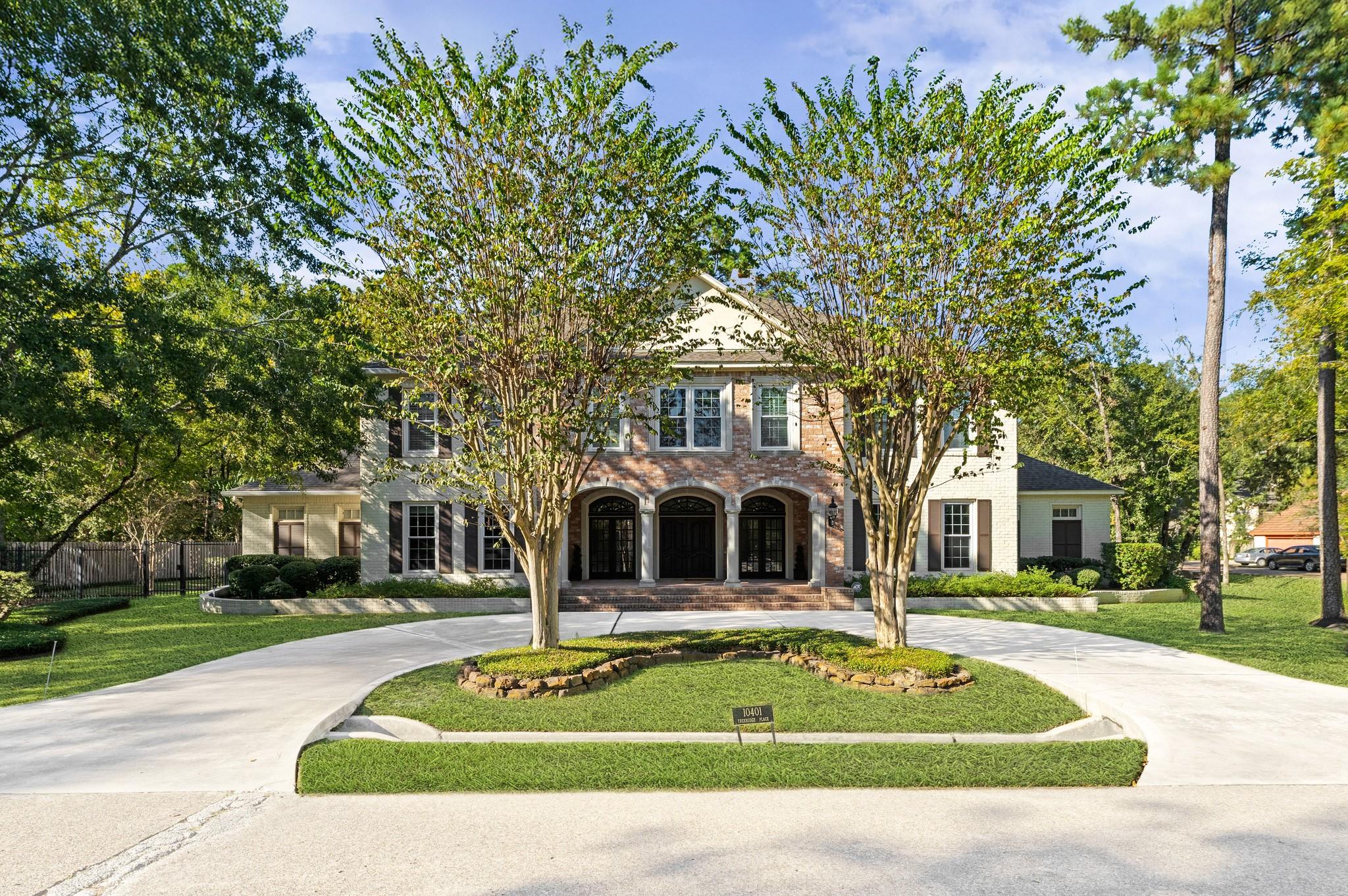 Image 2: The stately fa&ccedil;ade, adorned with graceful white co