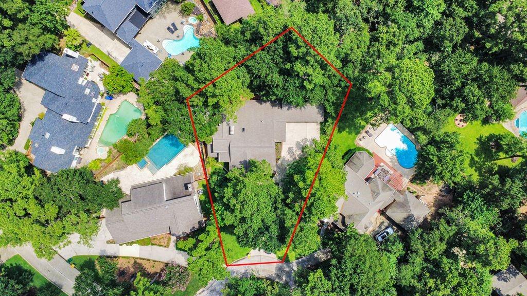 Image 2: Beautiful wooded cul-de-sac lot.